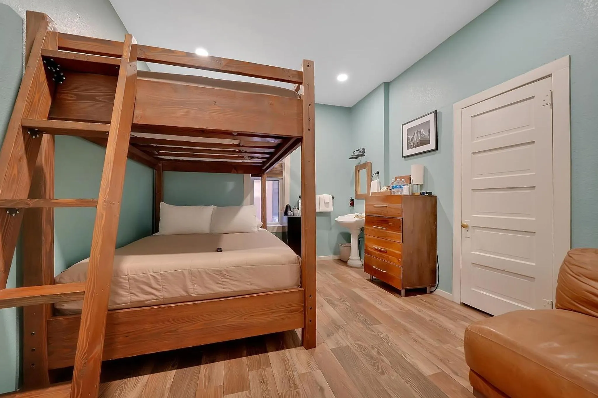 Photo of the whole room, Bed in The Groveland Hotel