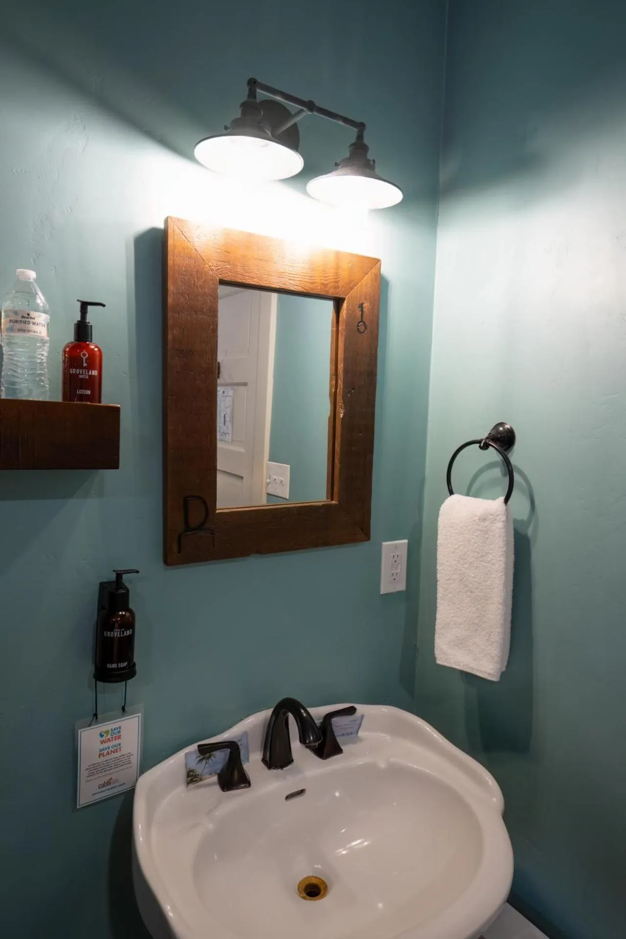 Bathroom in The Groveland Hotel