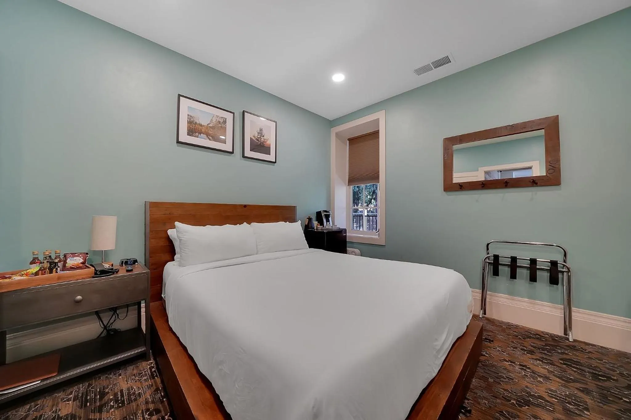 Photo of the whole room, Bed in The Groveland Hotel