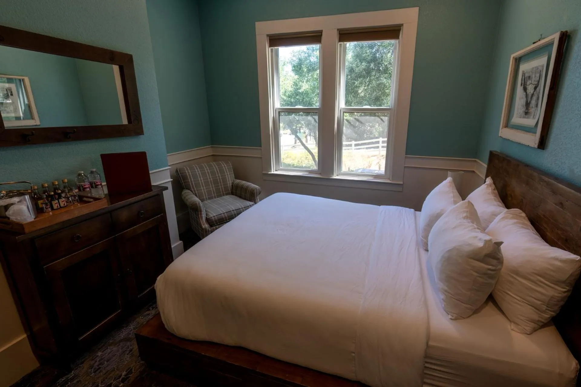 Photo of the whole room, Bed in The Groveland Hotel