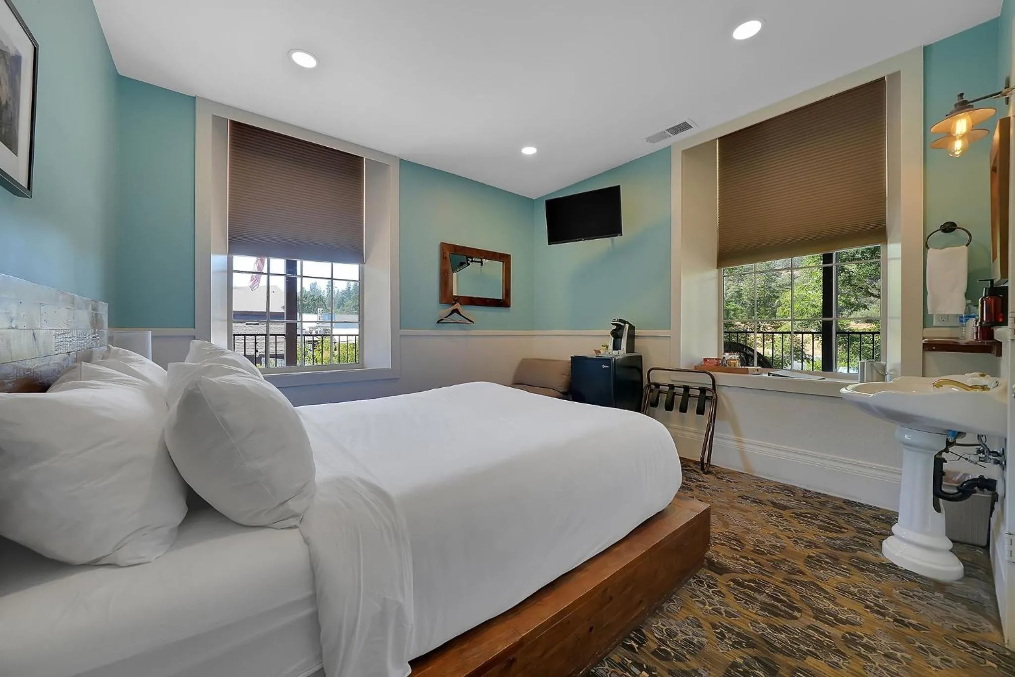 Photo of the whole room, Bed in The Groveland Hotel