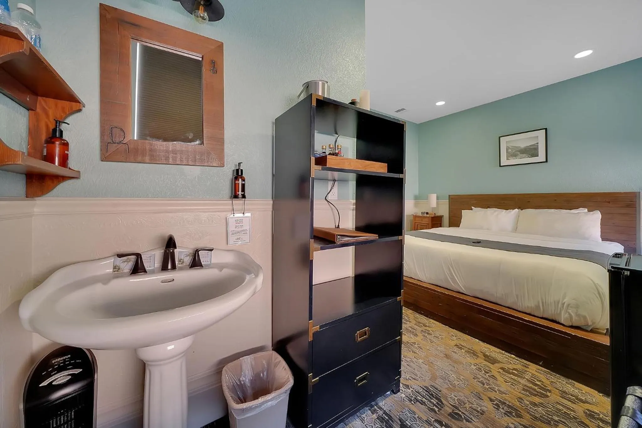 Photo of the whole room, Bed in The Groveland Hotel