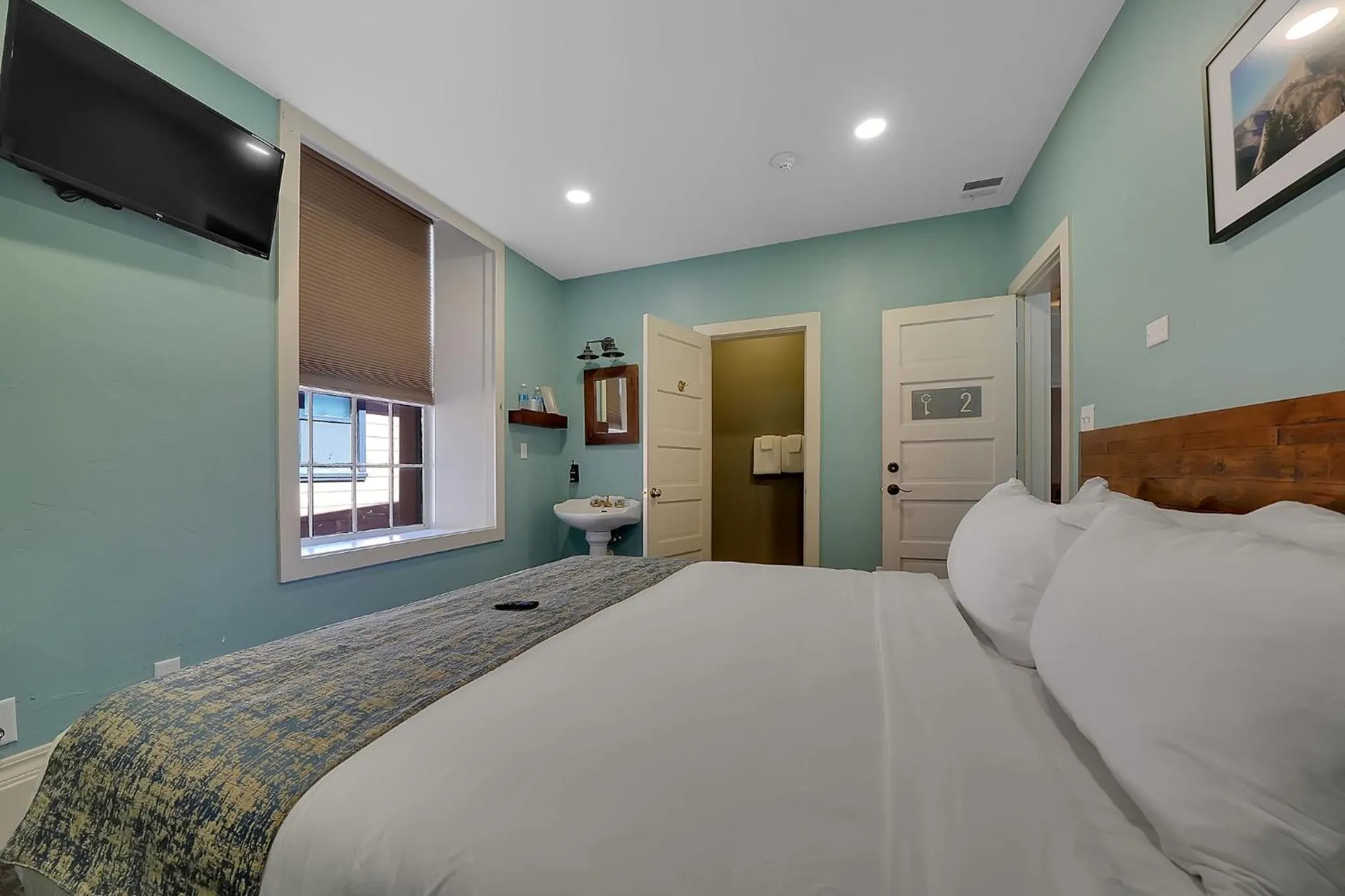 Photo of the whole room, Bed in The Groveland Hotel