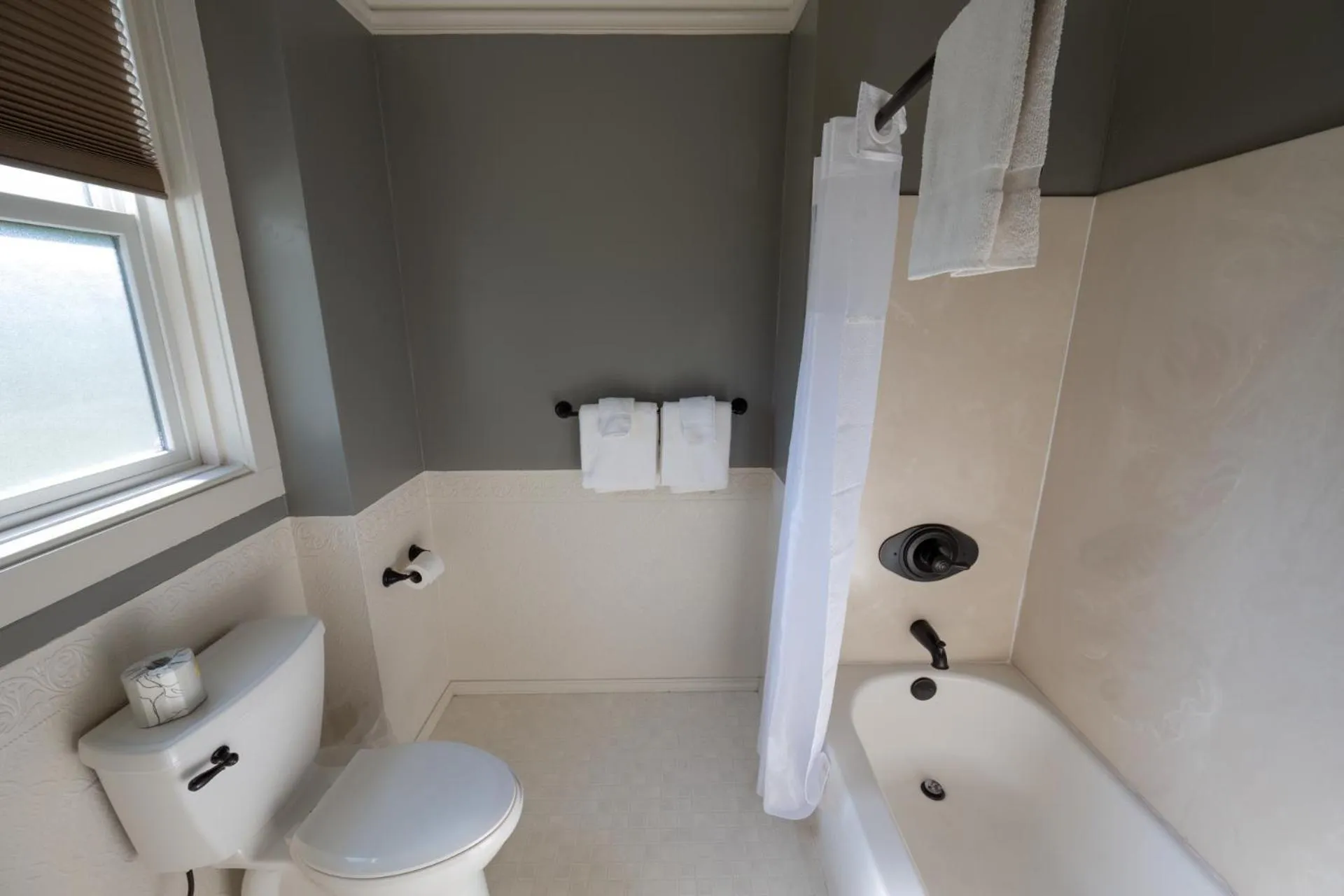 Shower in The Groveland Hotel