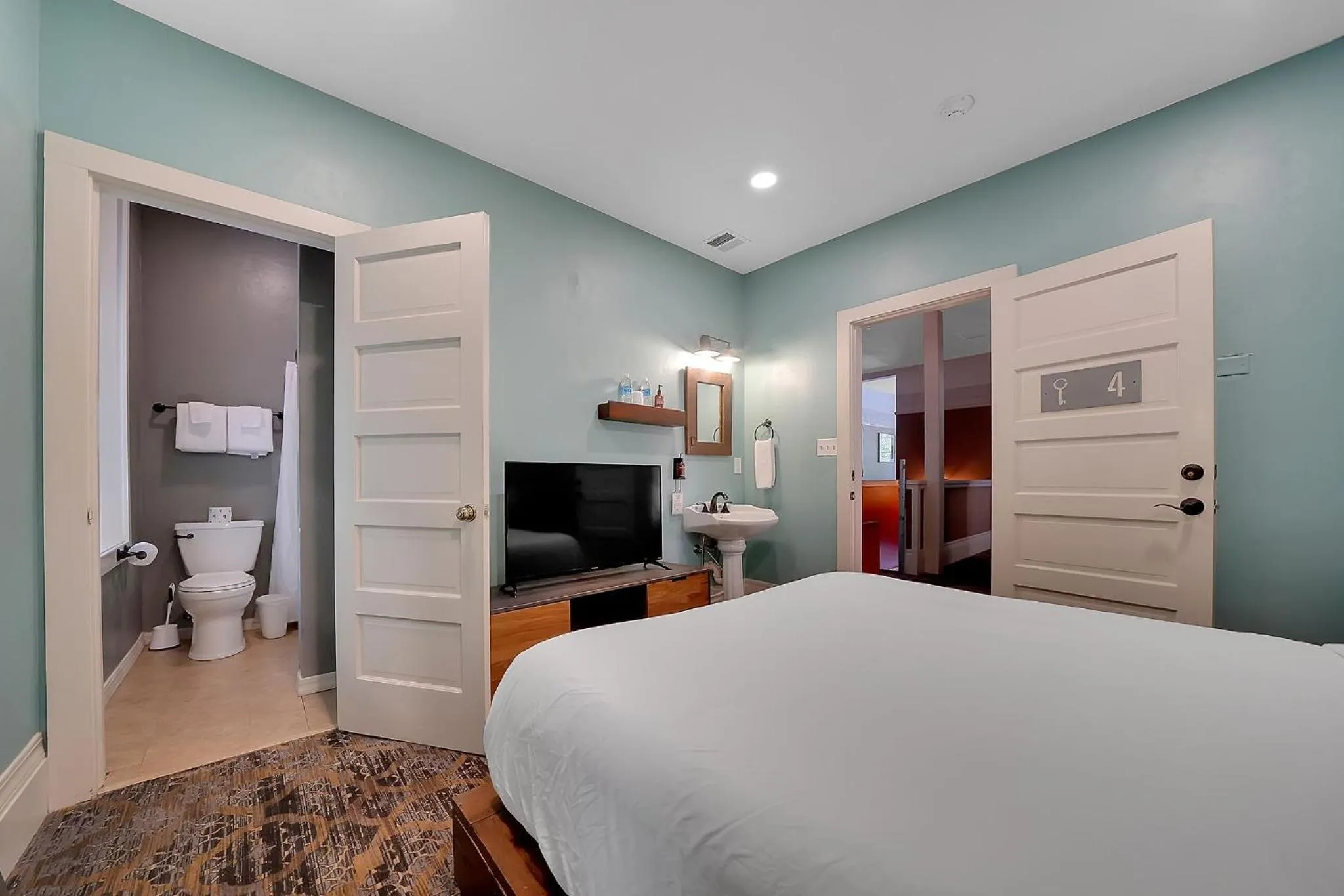 Toilet, Bed in The Groveland Hotel