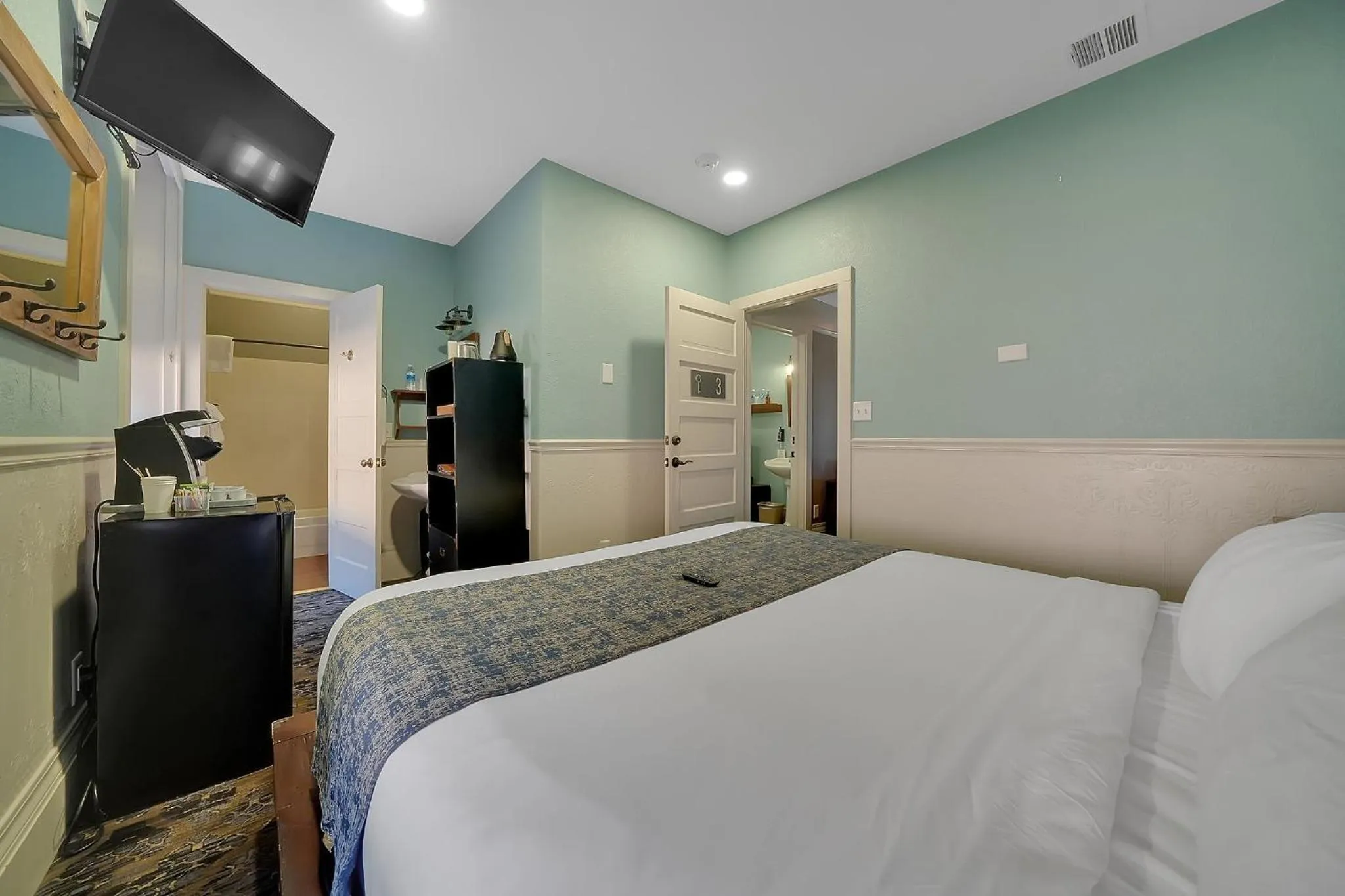 Photo of the whole room, Bed in The Groveland Hotel