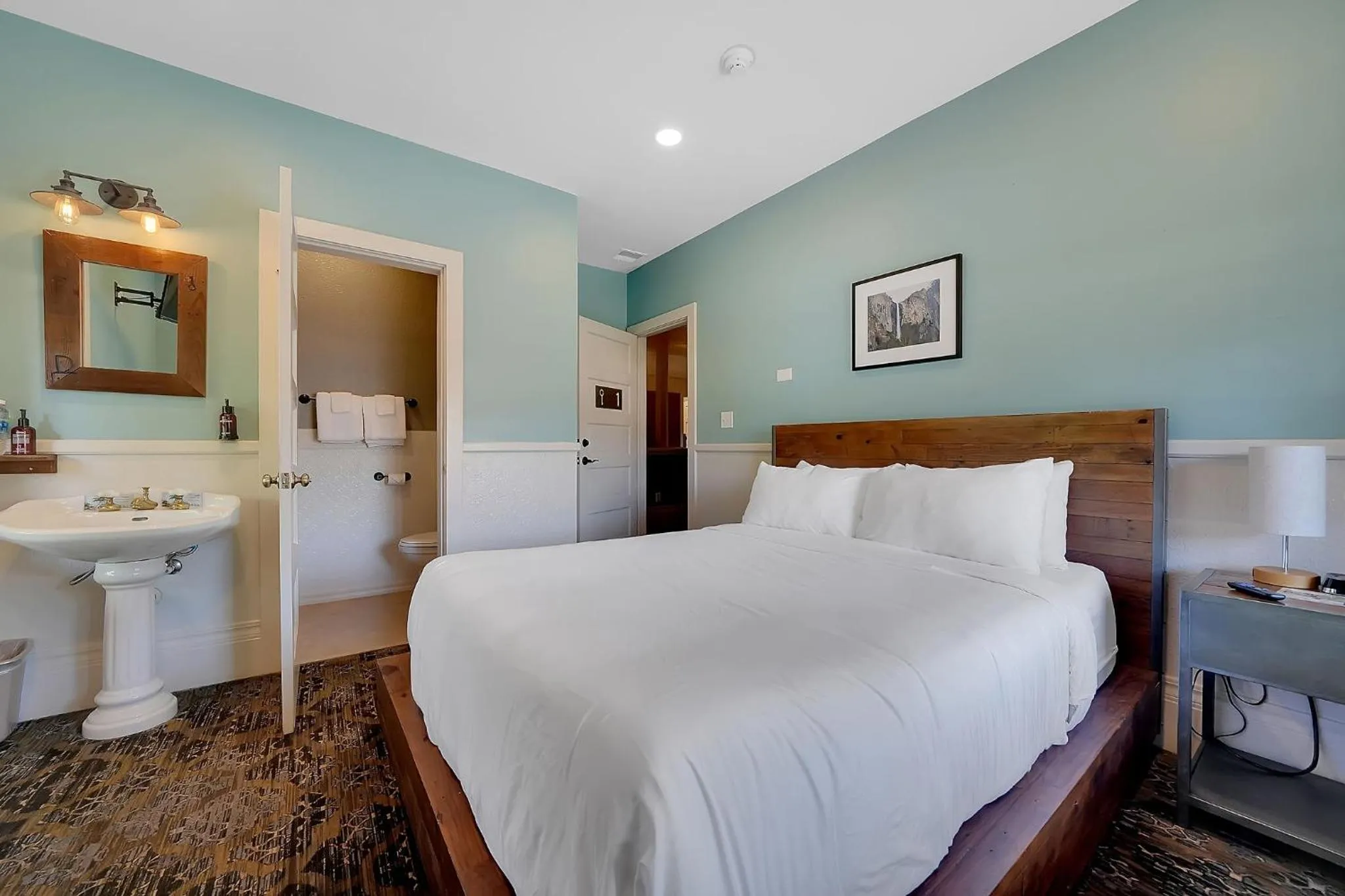 Photo of the whole room, Bed in The Groveland Hotel