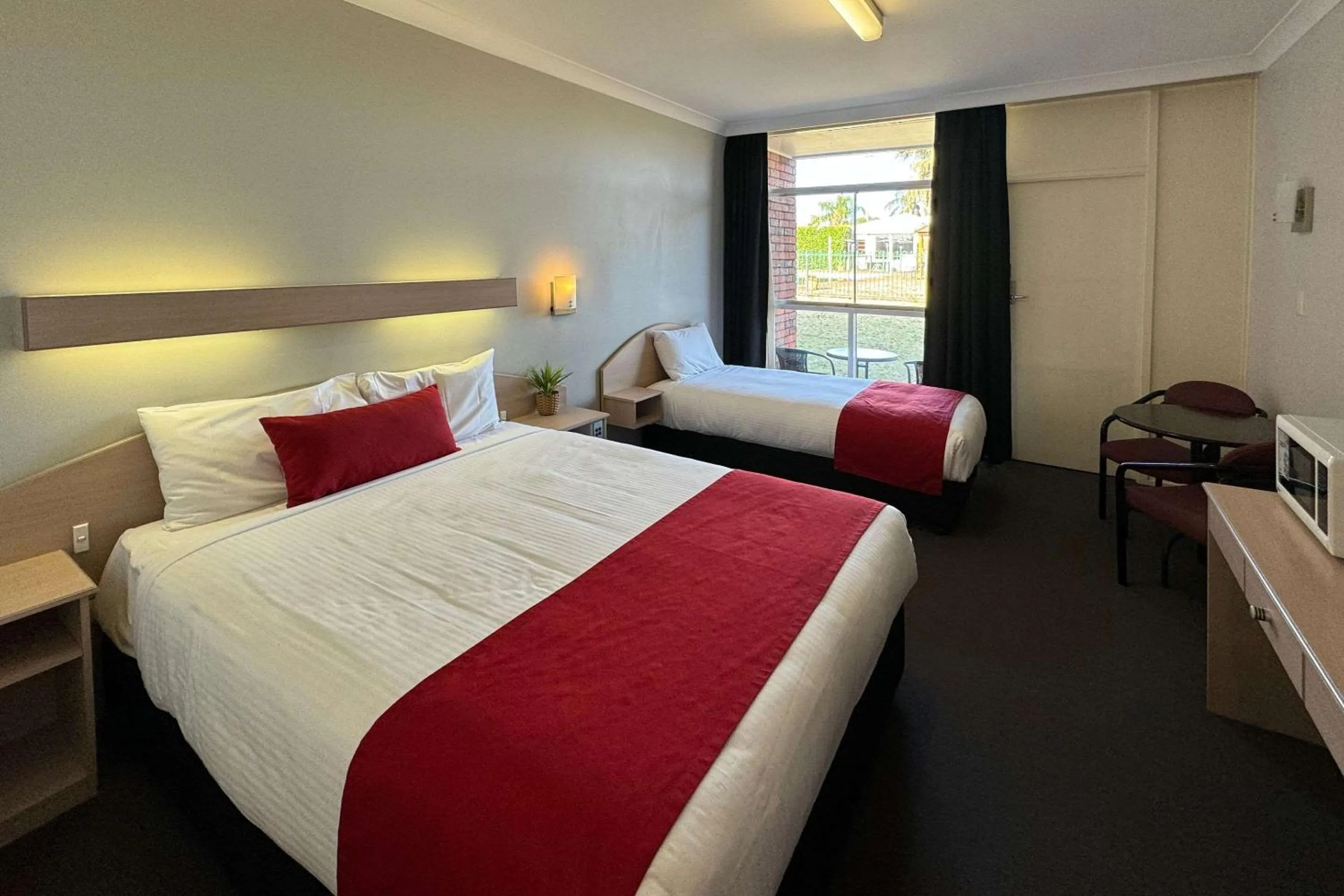 Bedroom, Bed in Econo Lodge Gateway Tamworth