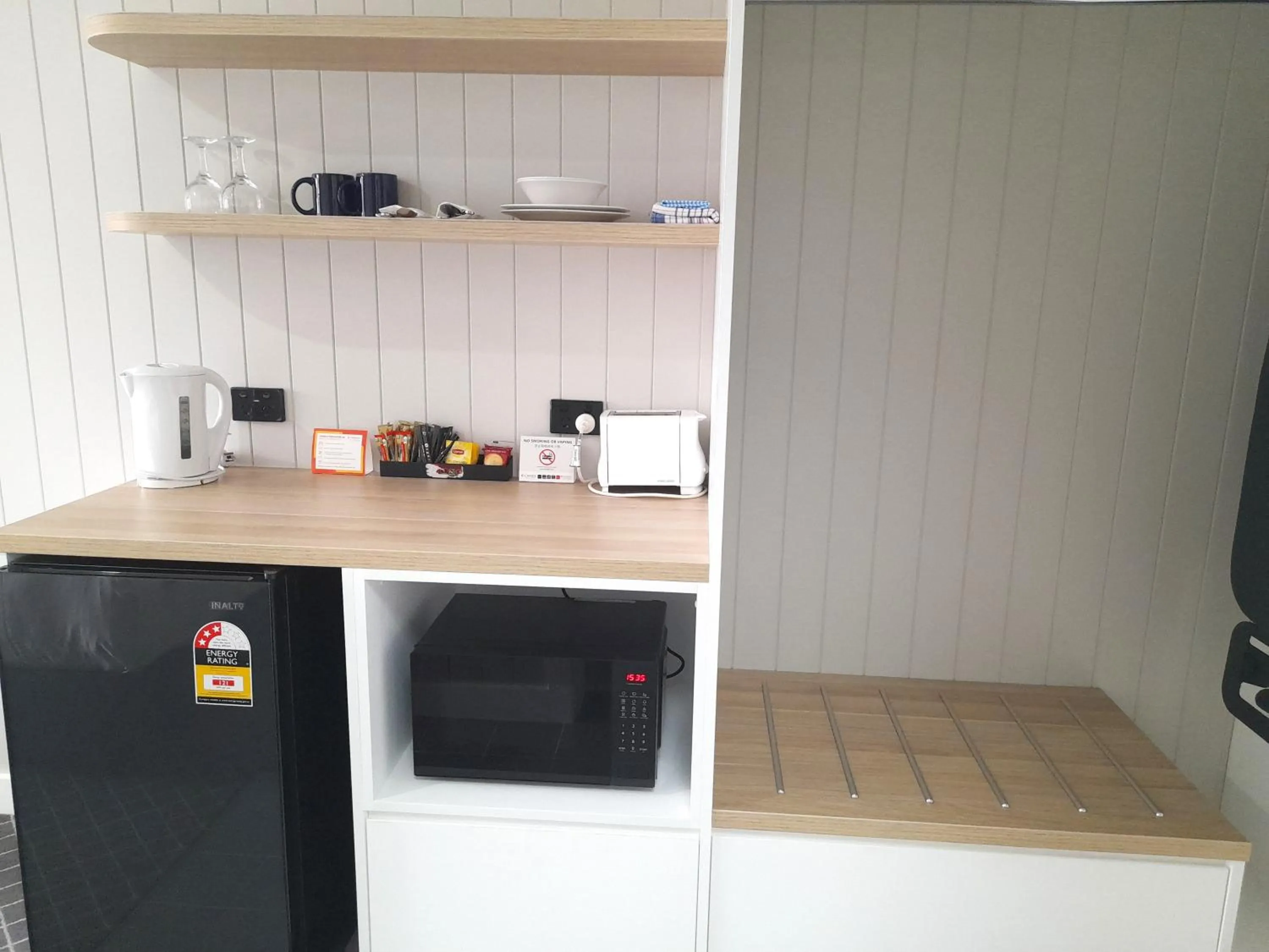 minibar in Econo Lodge Gateway Tamworth