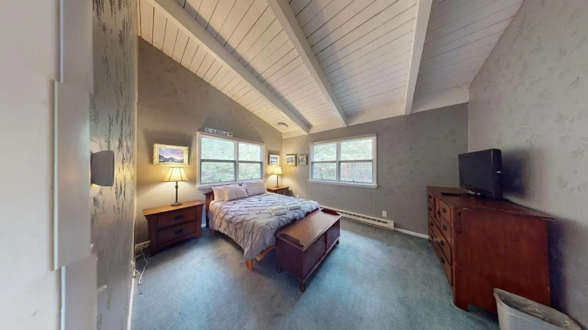Bed in Silver Spring Chalet