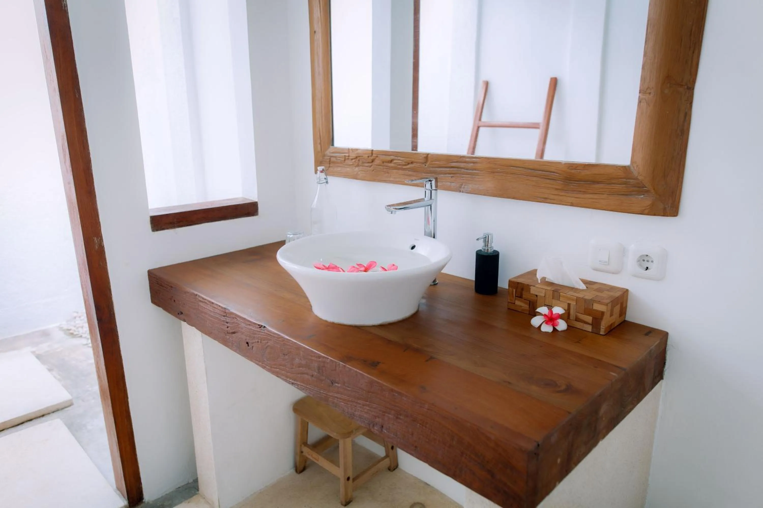 Island View Bar & Bungalow