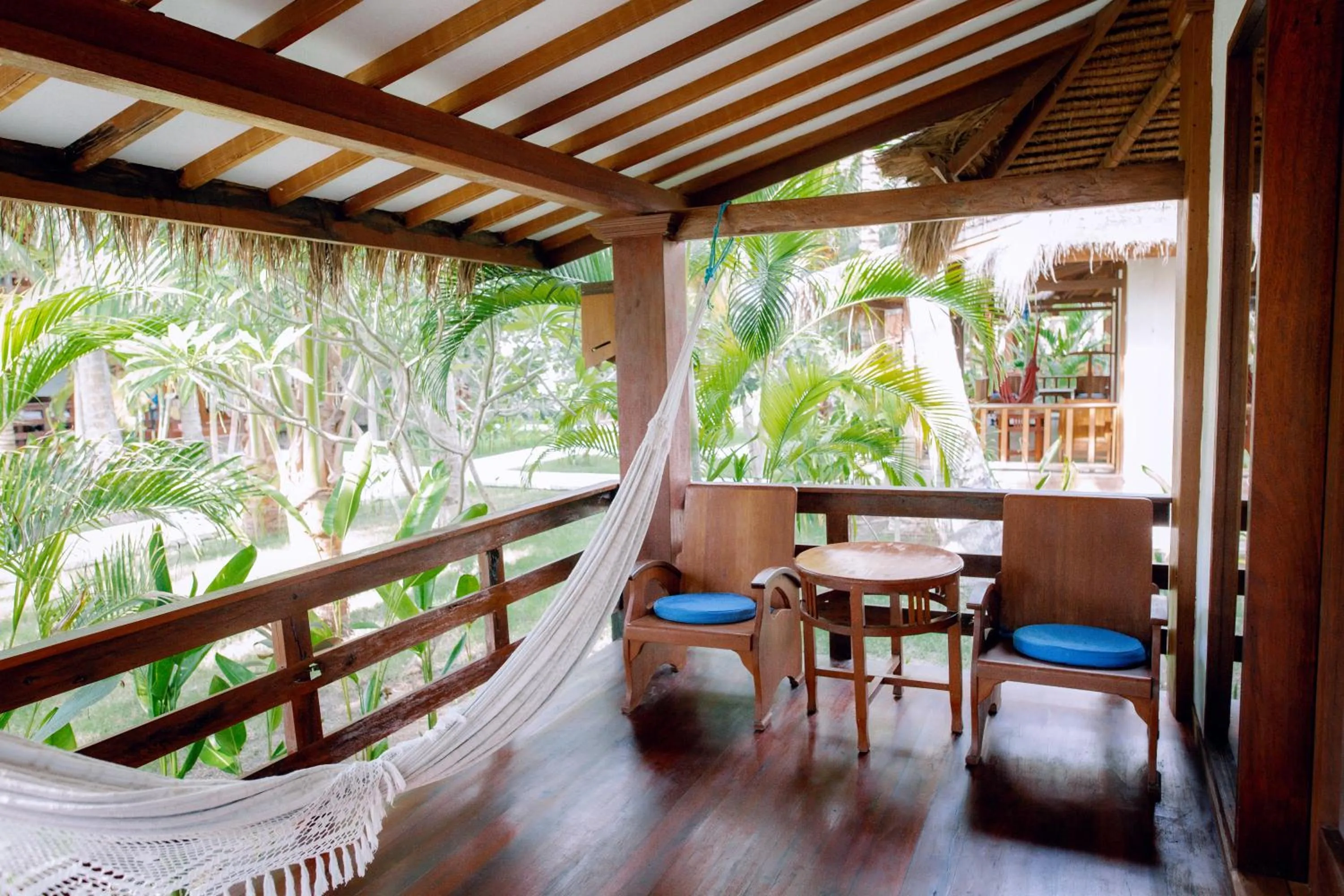 Island View Bar & Bungalow