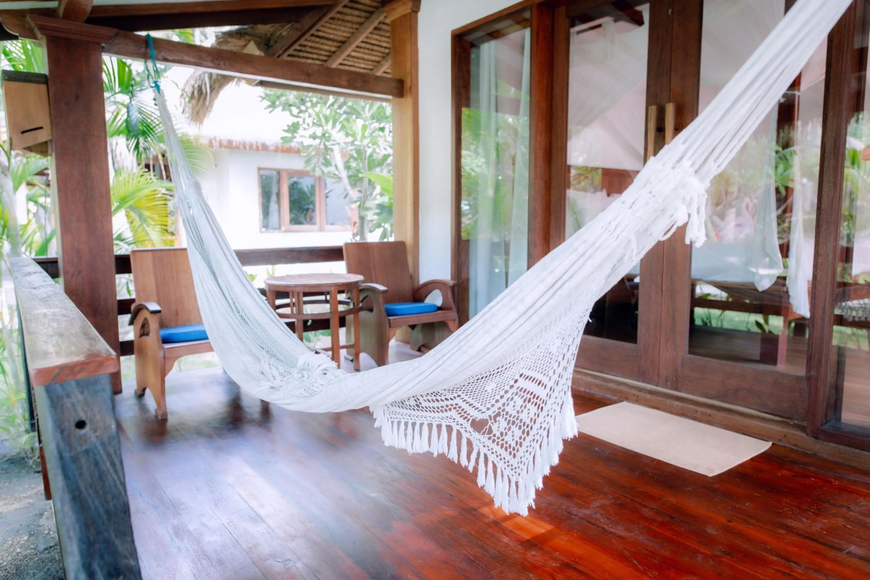 Island View Bar & Bungalow