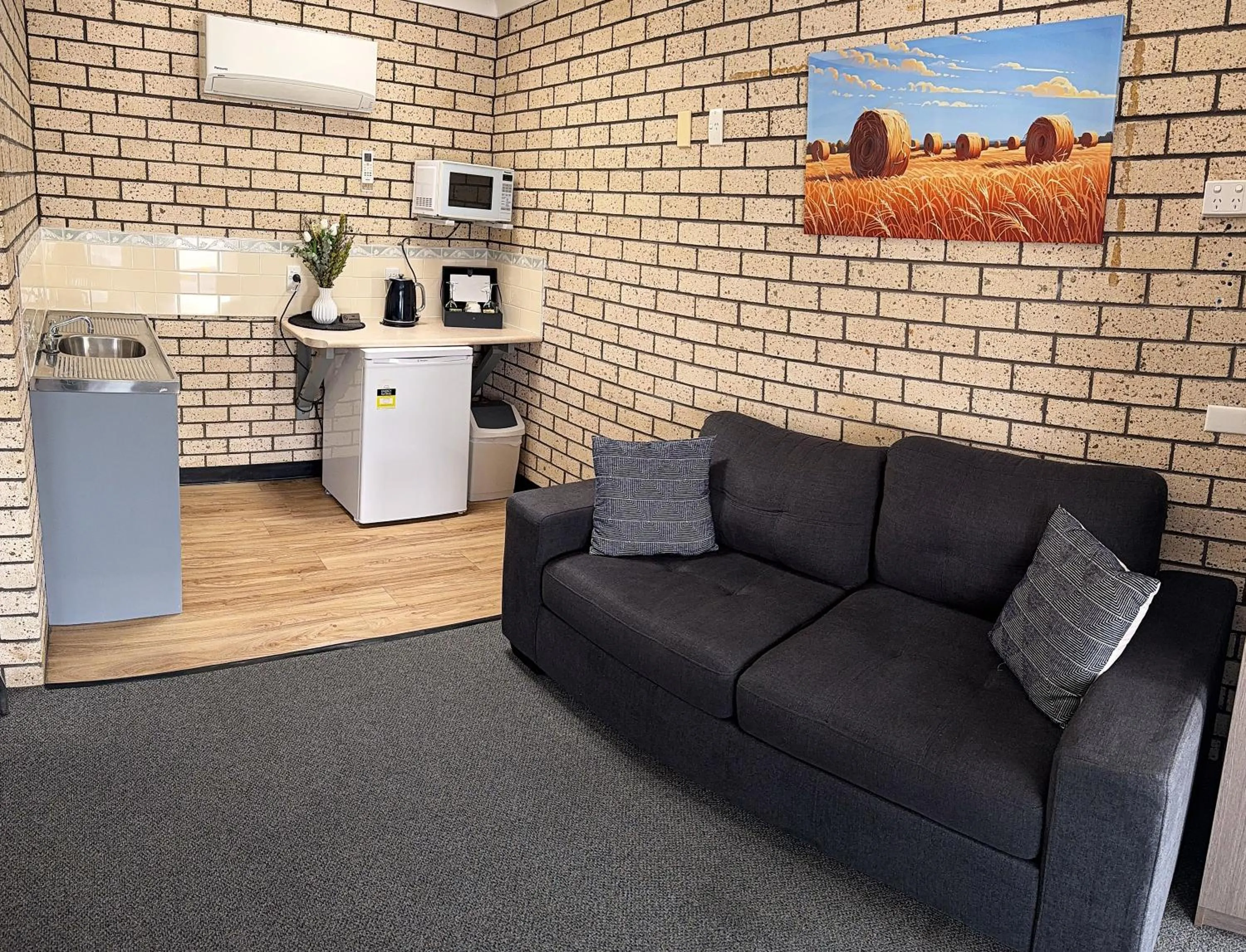 kitchen in Cowra Crest Motel