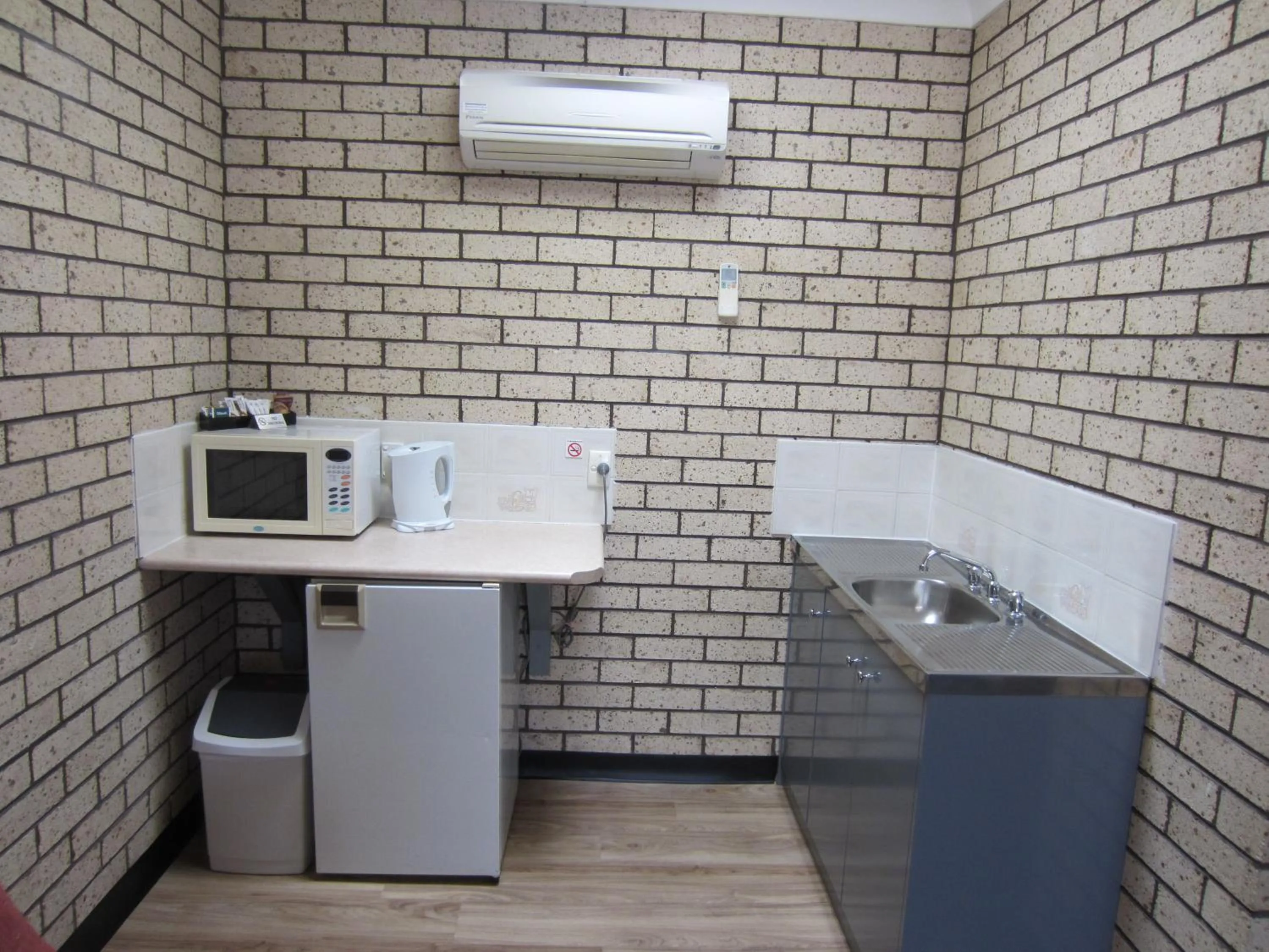 Kitchen or kitchenette in Cowra Crest Motel
