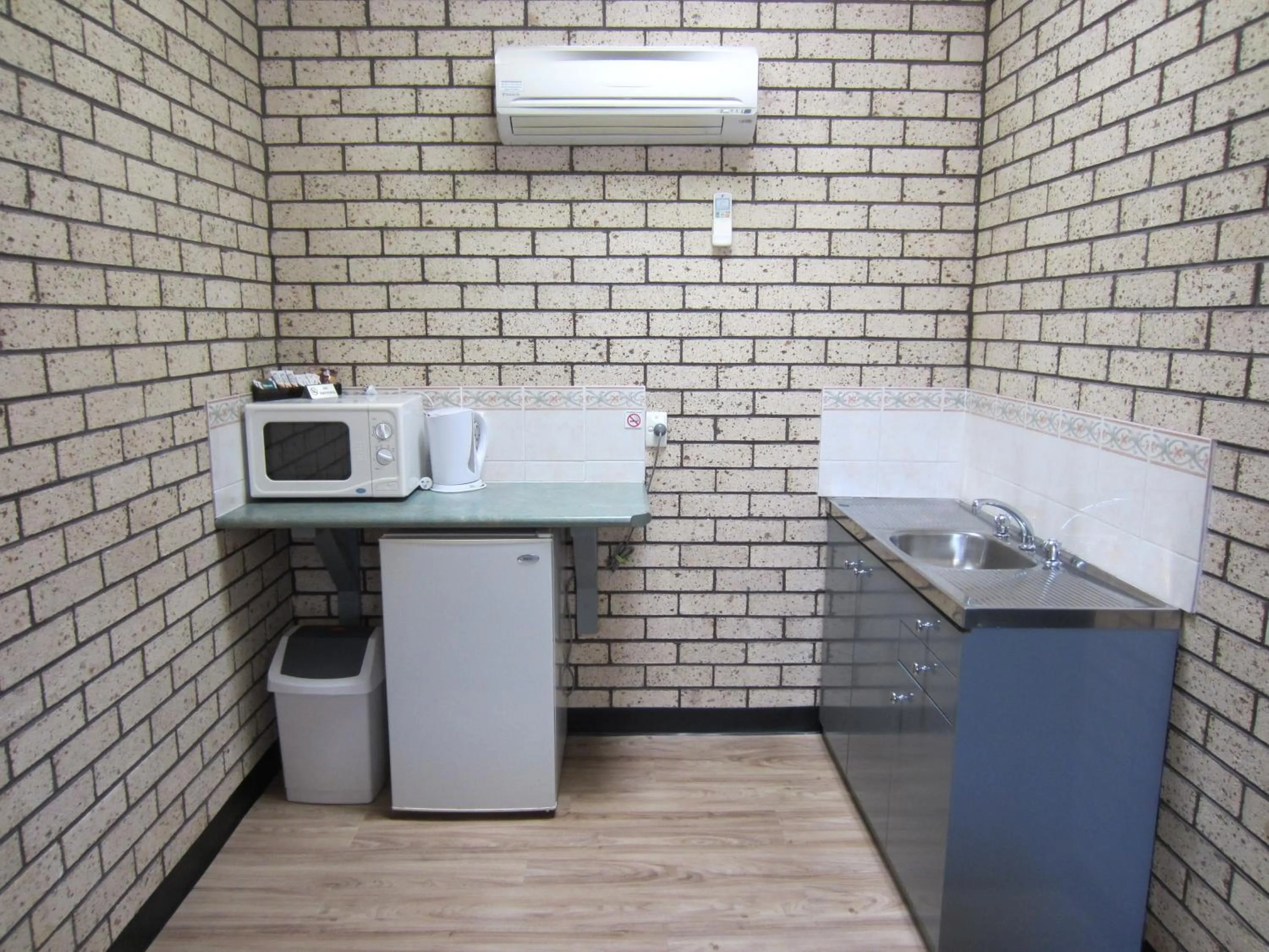 Kitchen or kitchenette in Cowra Crest Motel