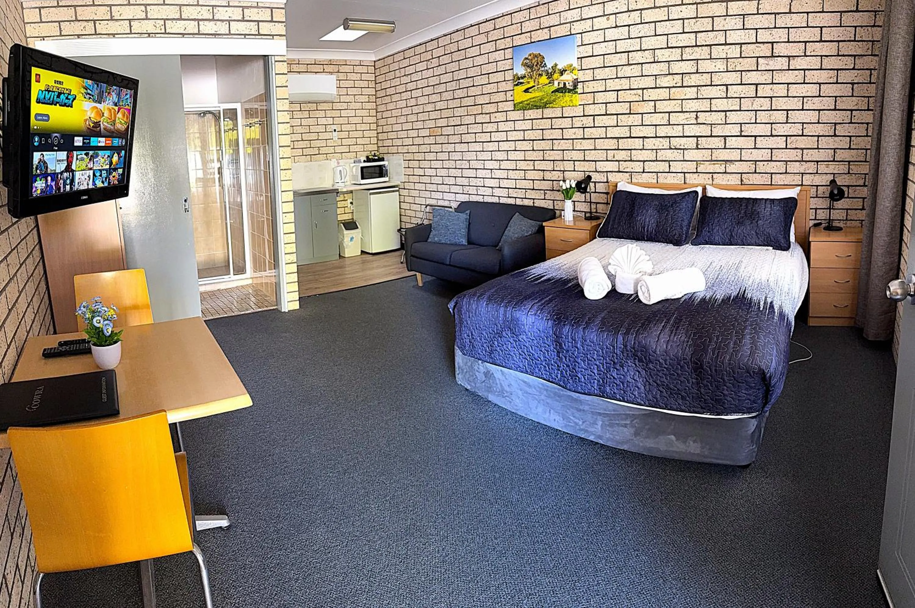 Bedroom, Bed in Cowra Crest Motel