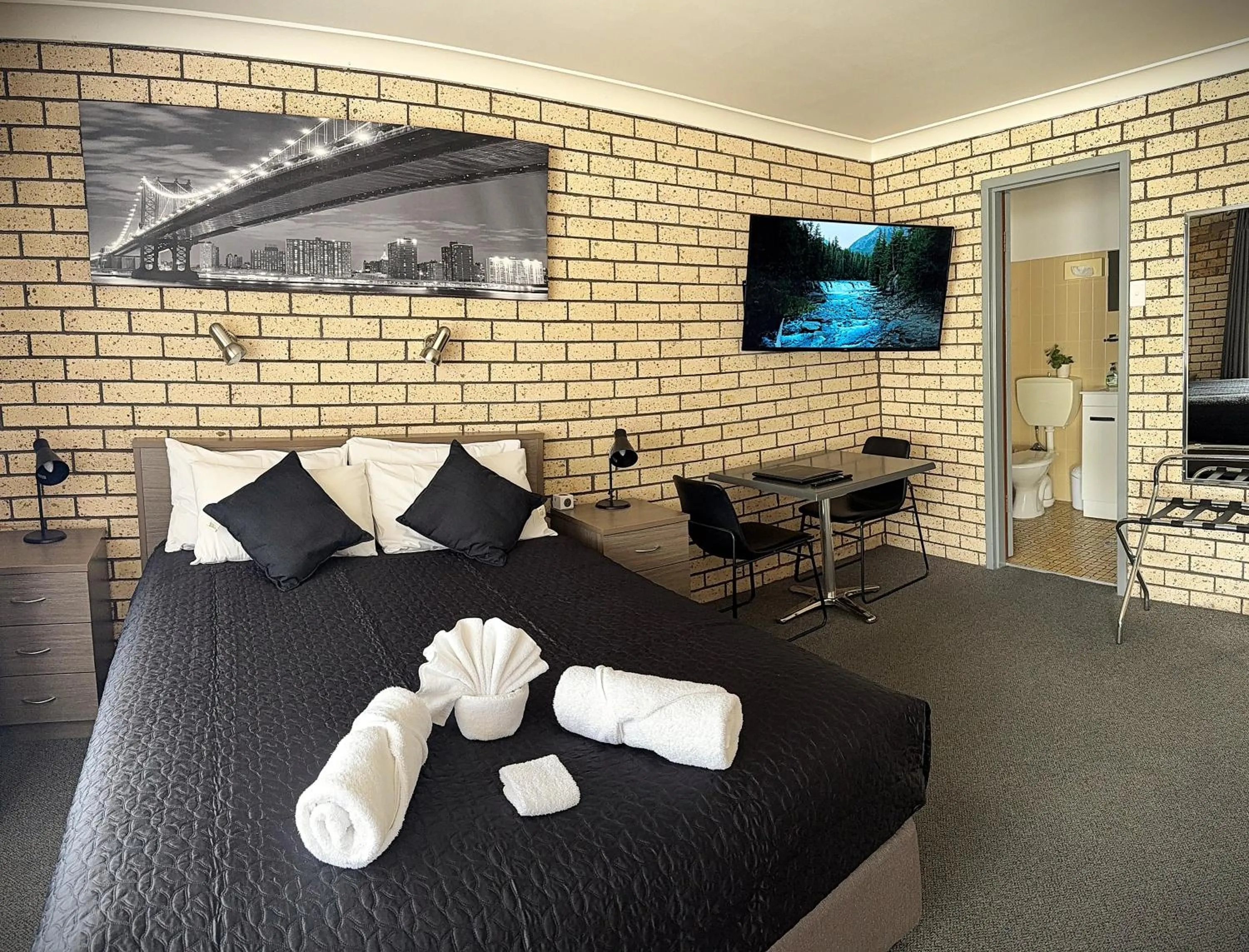 Bed in Cowra Crest Motel