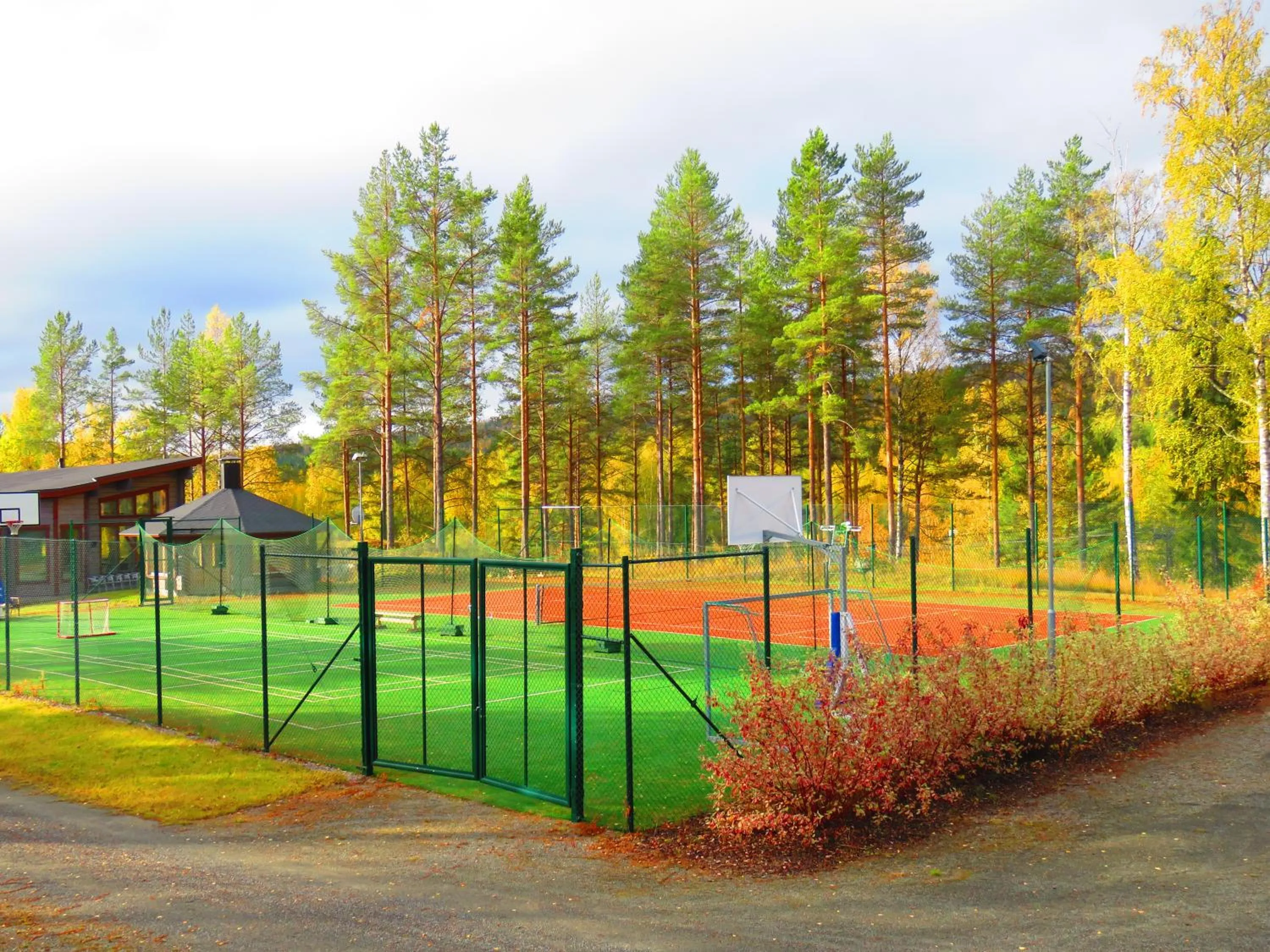 Tennis court in Holiday Village Tahko-Tours