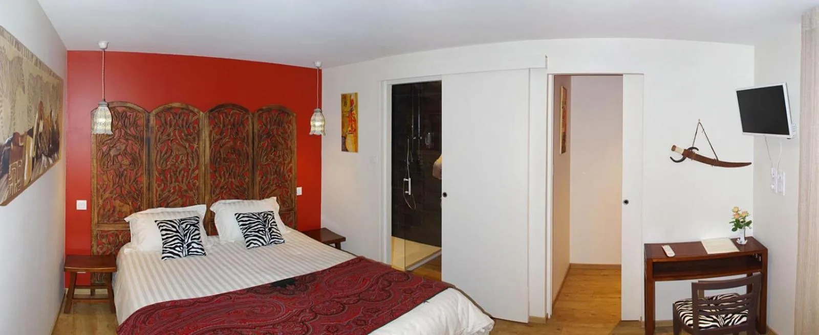 Photo of the whole room, Bed in La chenevière