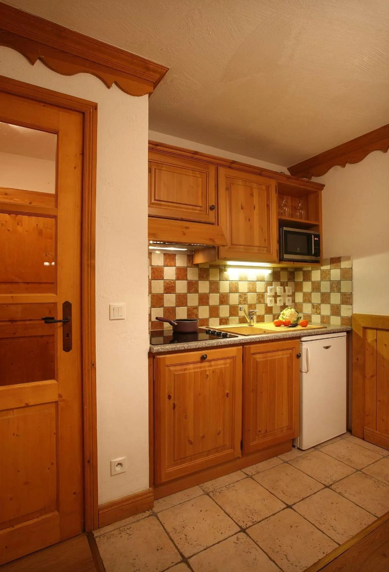 Kitchen or kitchenette in Chalet des Neiges Oz en Oisans