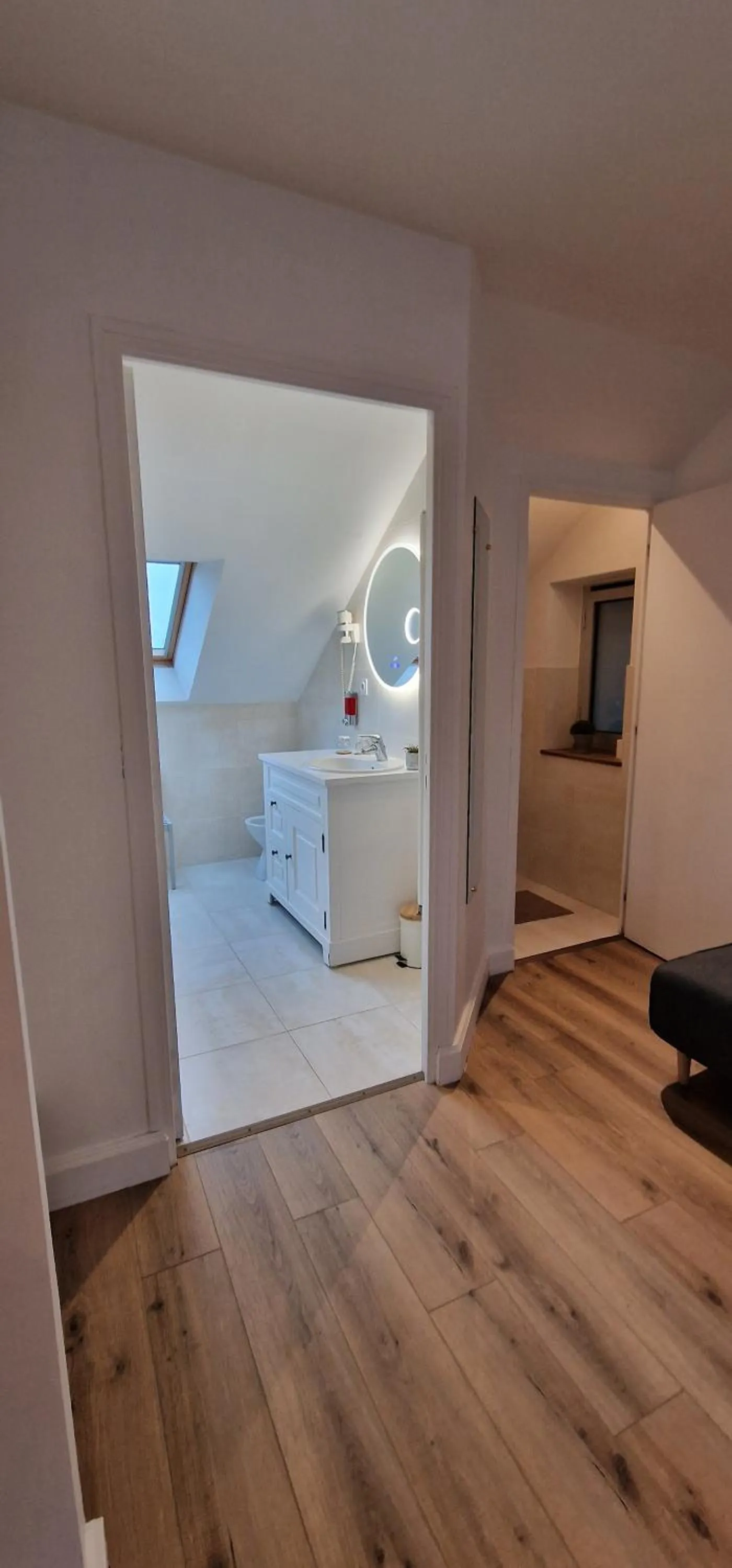 Bathroom, Bed in Hotel le Bellevue