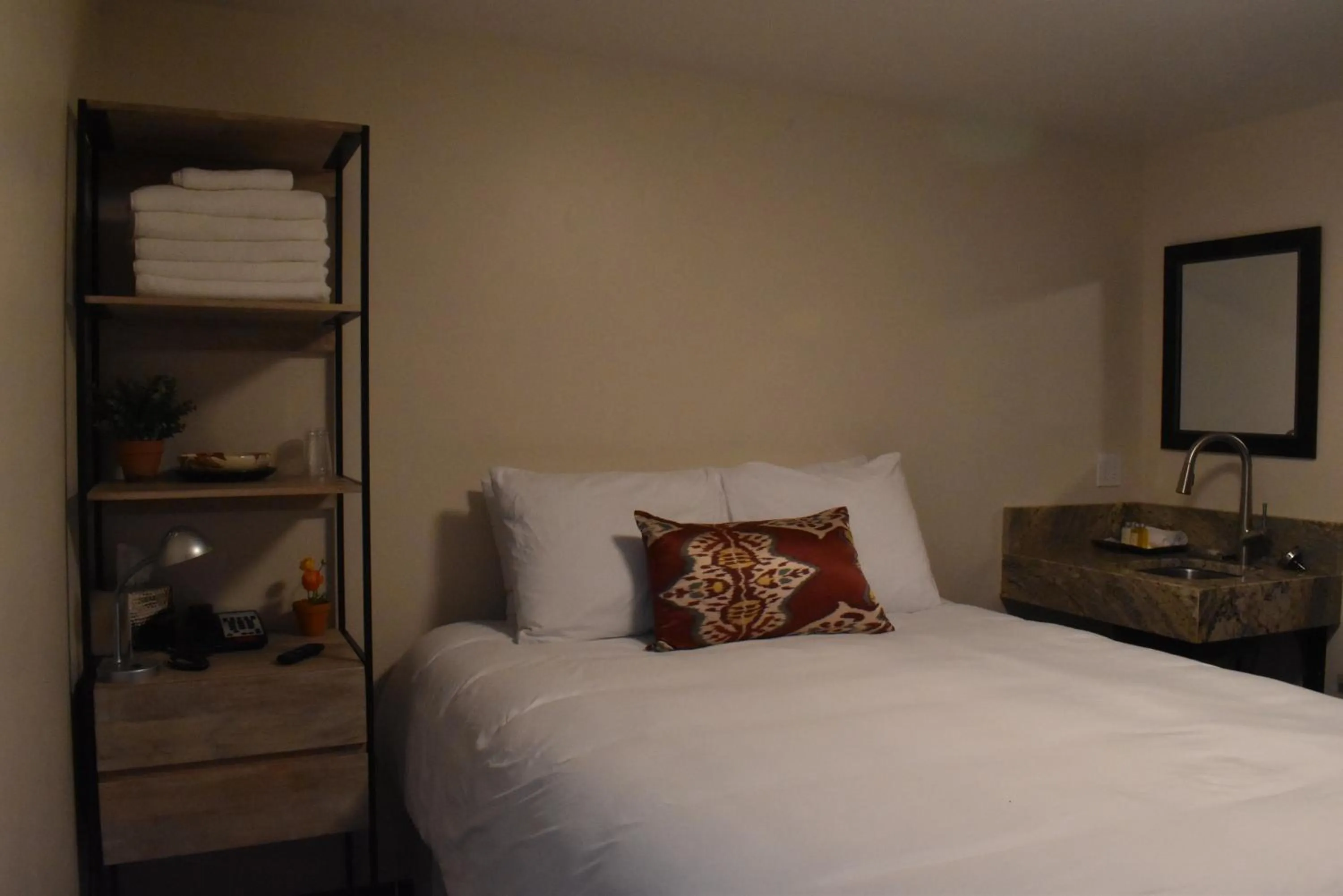 Bed in Iron Springs Luxury Lodge & Spa