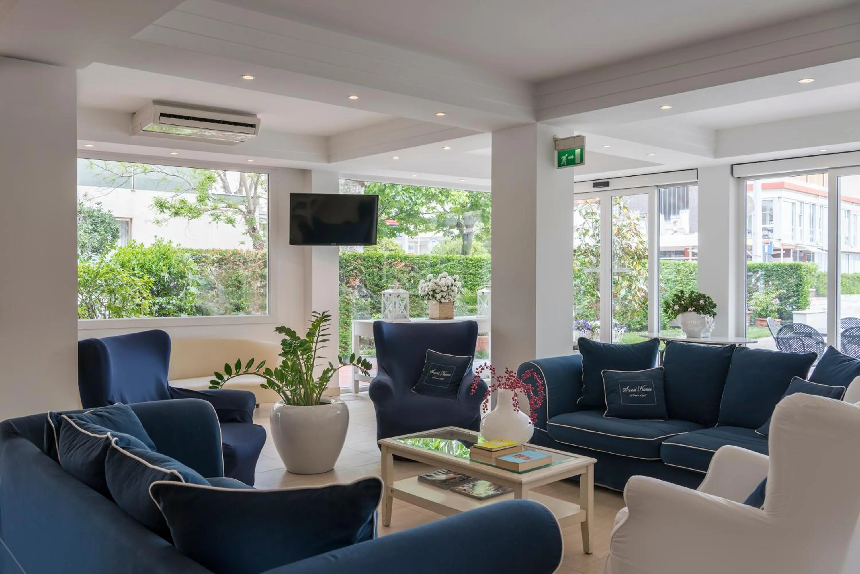 Communal lounge/ TV room in Hotel Corona