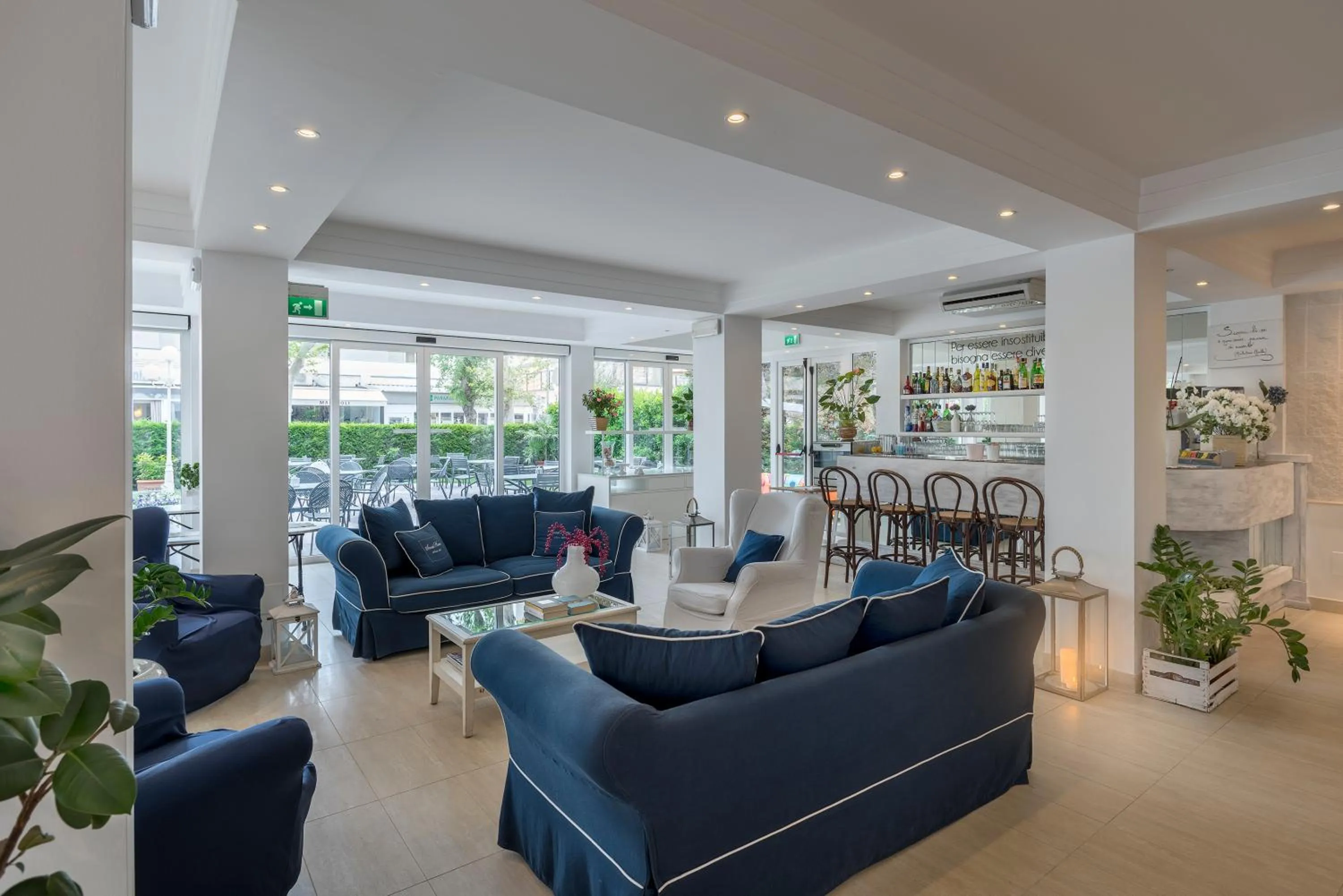 Communal lounge/ TV room in Hotel Corona