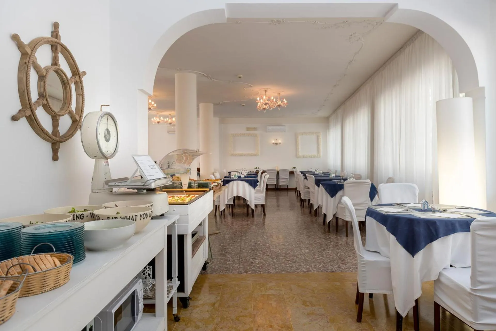 Restaurant/places to eat in Hotel Corona