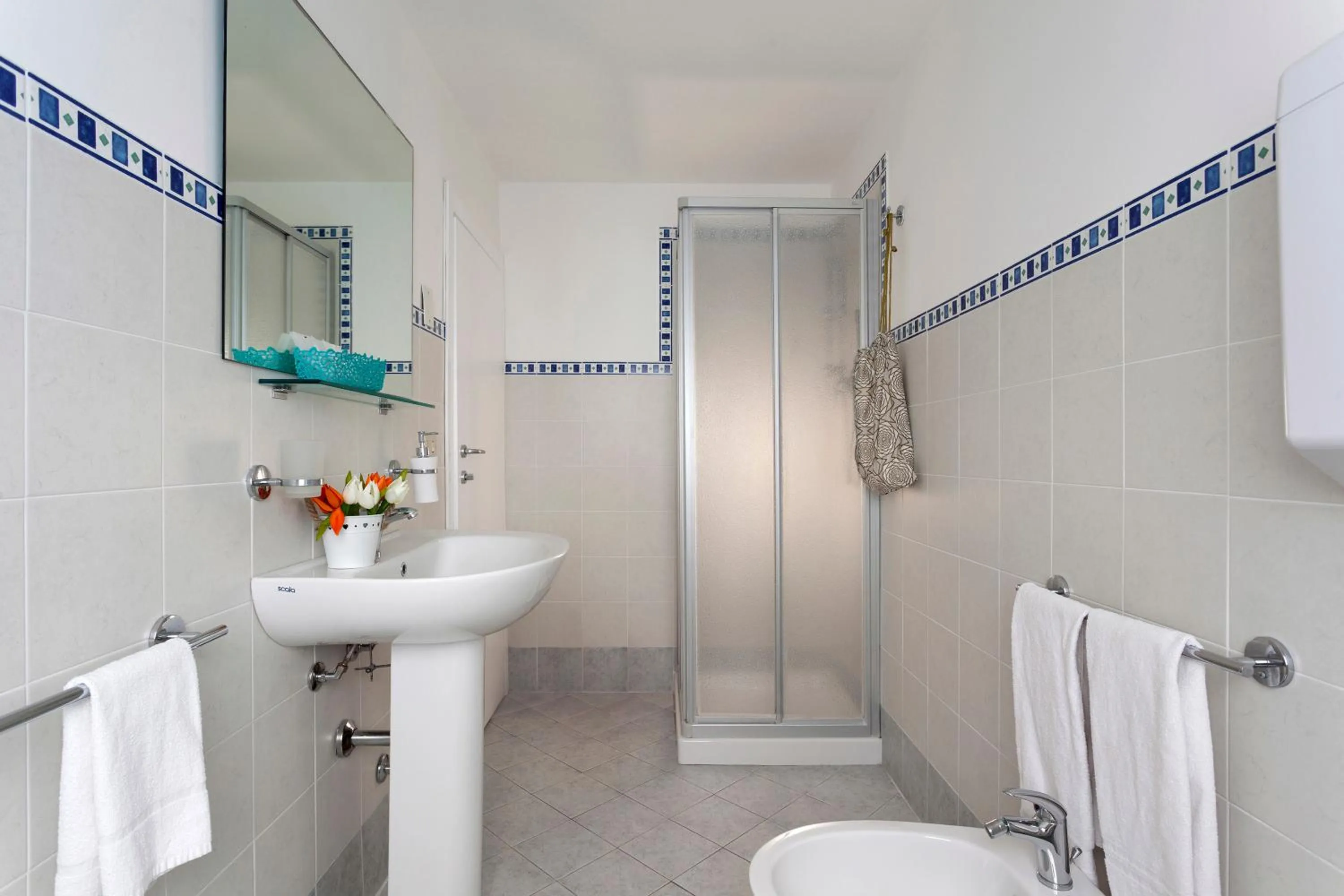 Shower in Hotel Corona