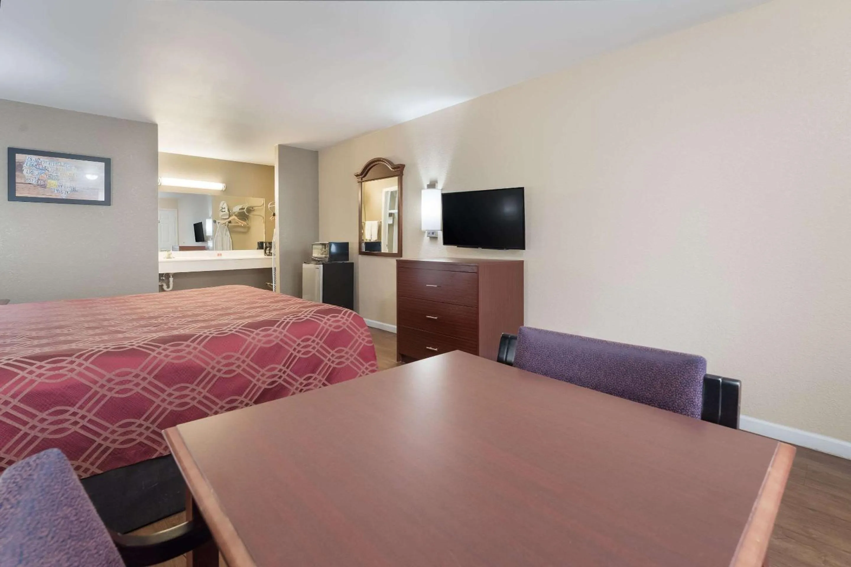 Bedroom in Econo Lodge Thomaston