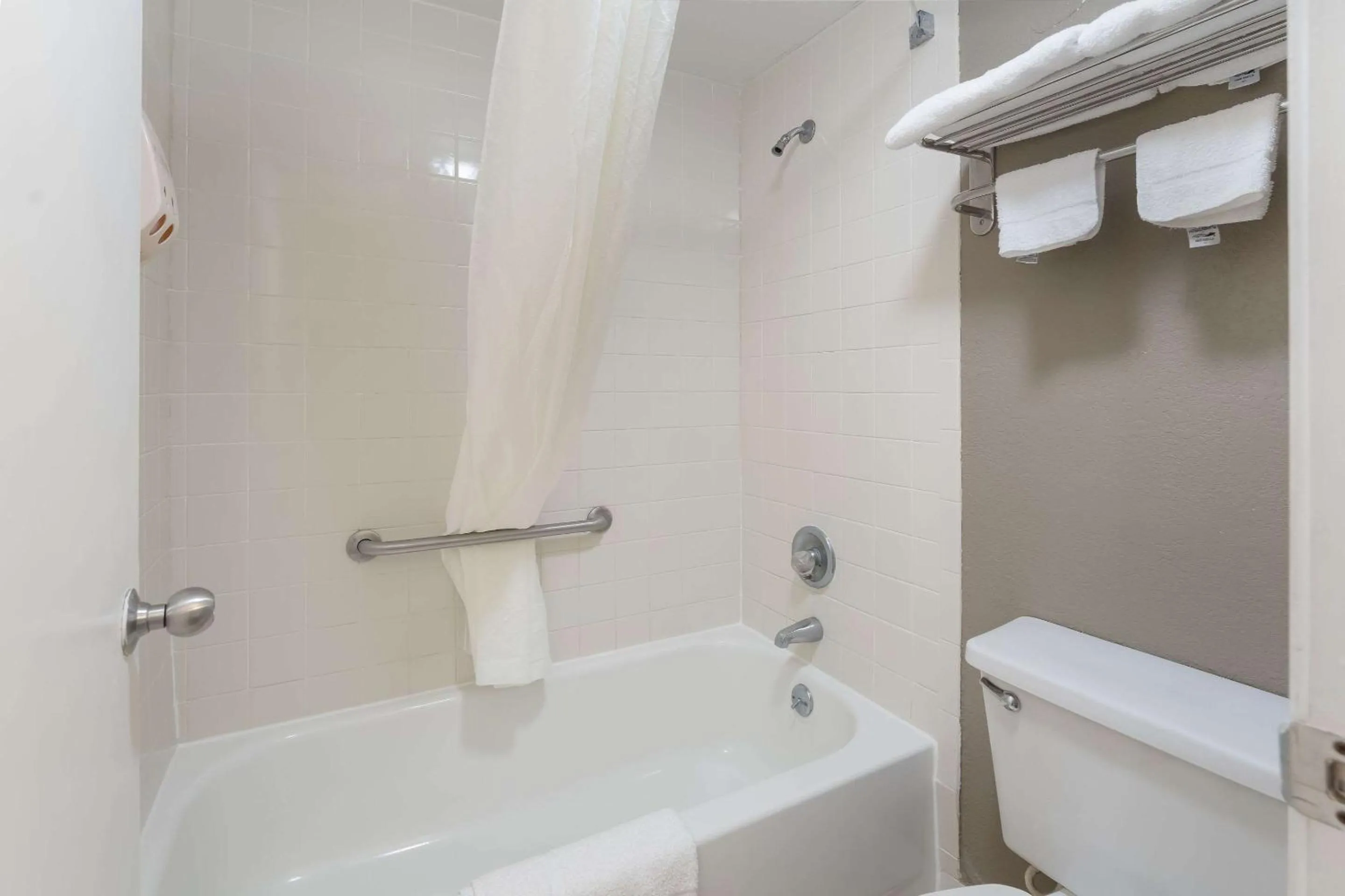 Bathroom in Econo Lodge Thomaston