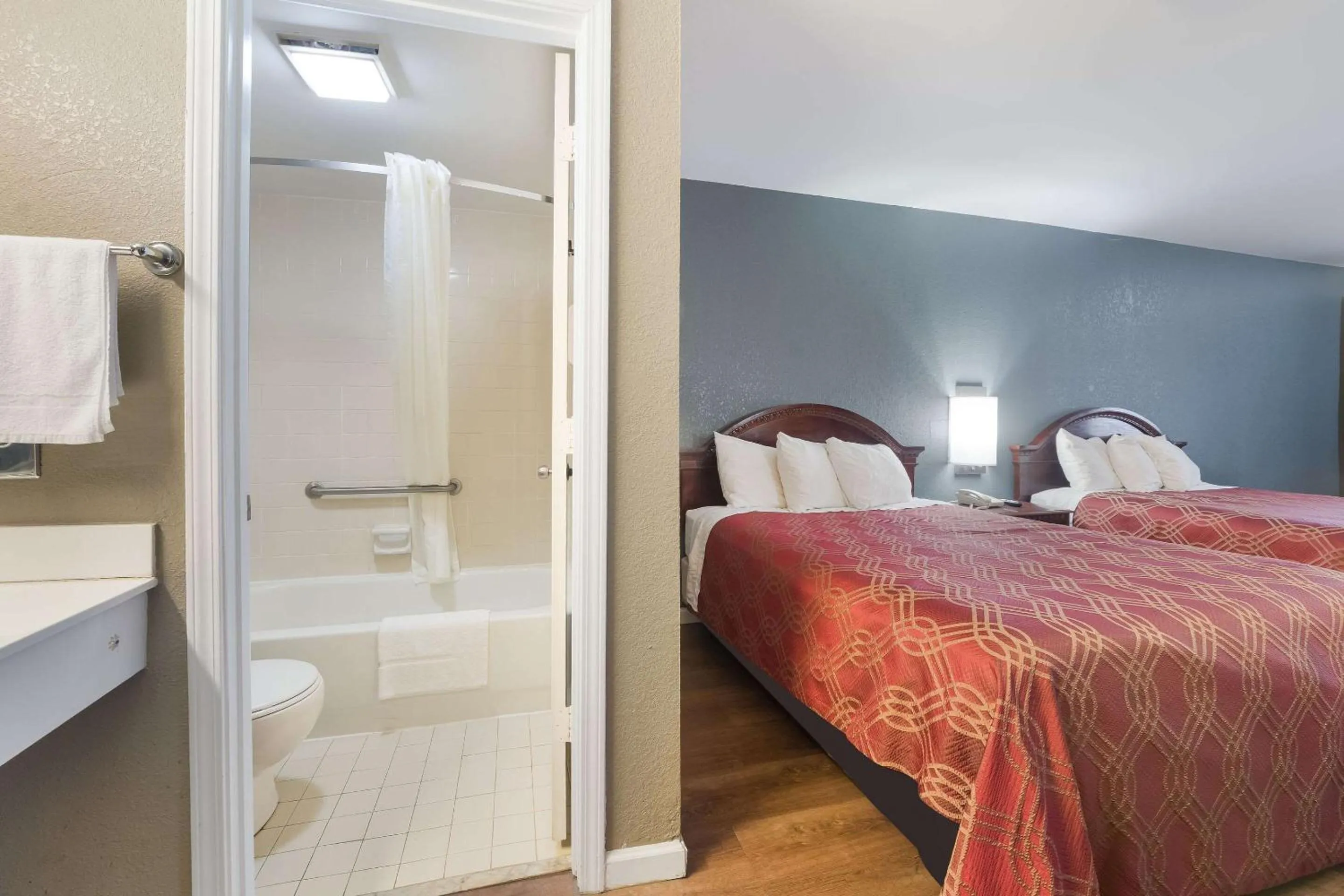 Bathroom in Econo Lodge Thomaston