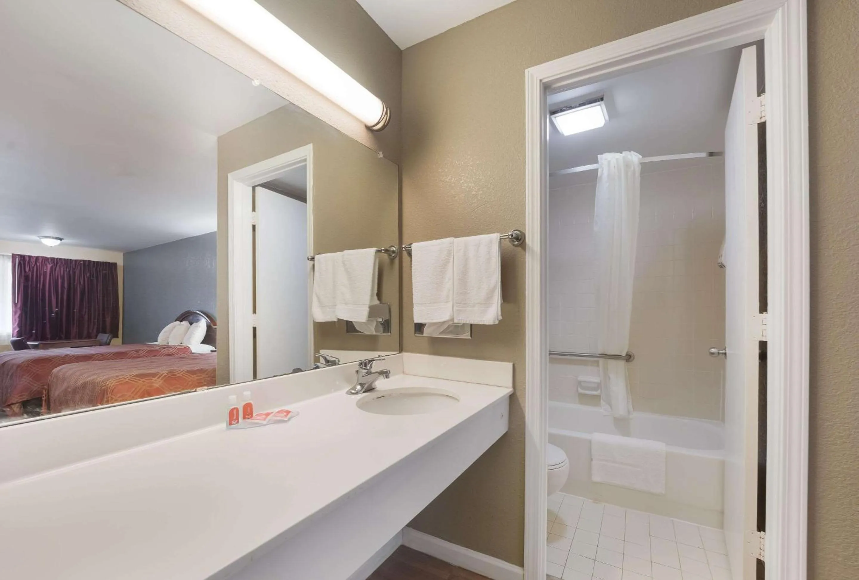 Bathroom in Econo Lodge Thomaston