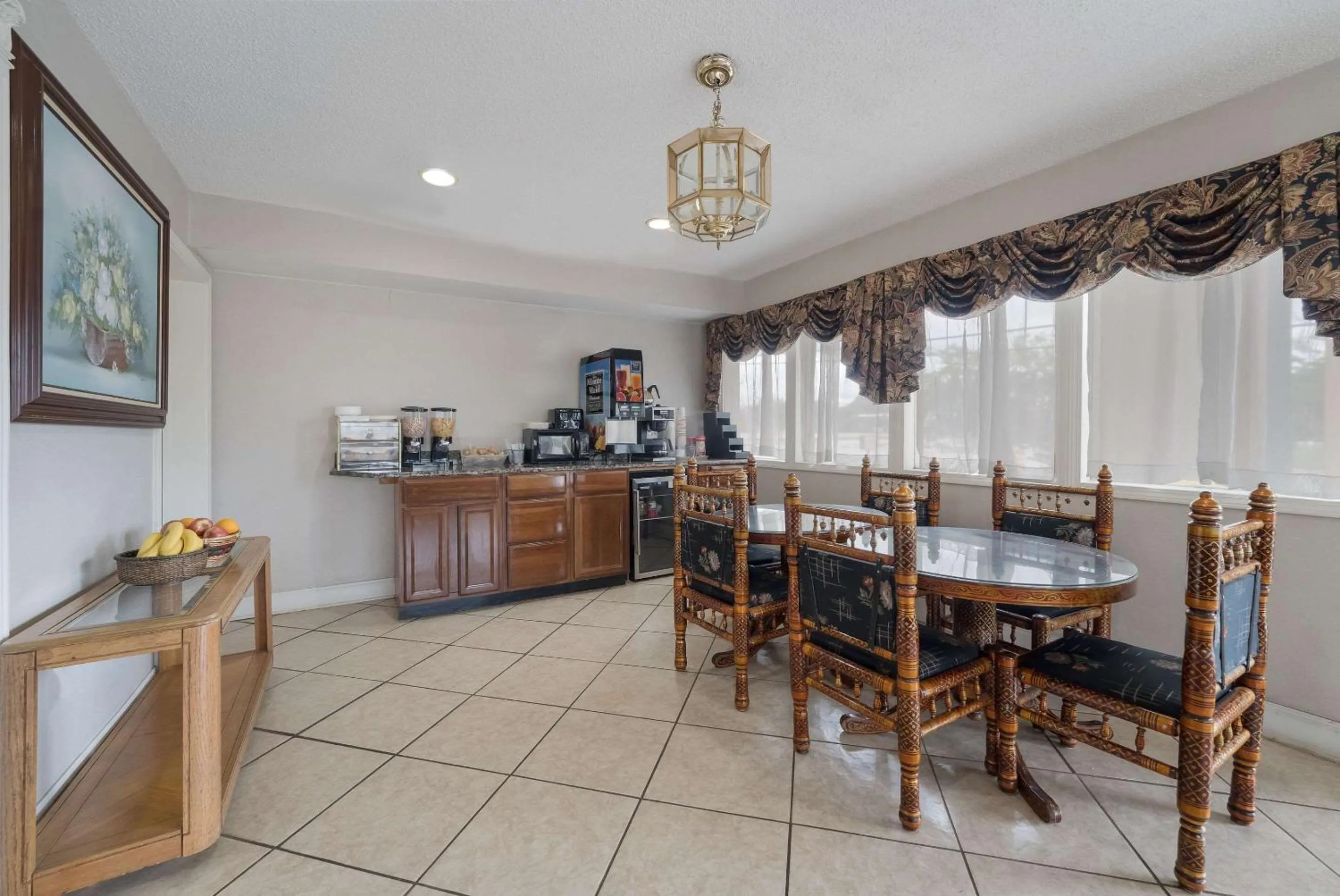 Breakfast in Econo Lodge Thomaston