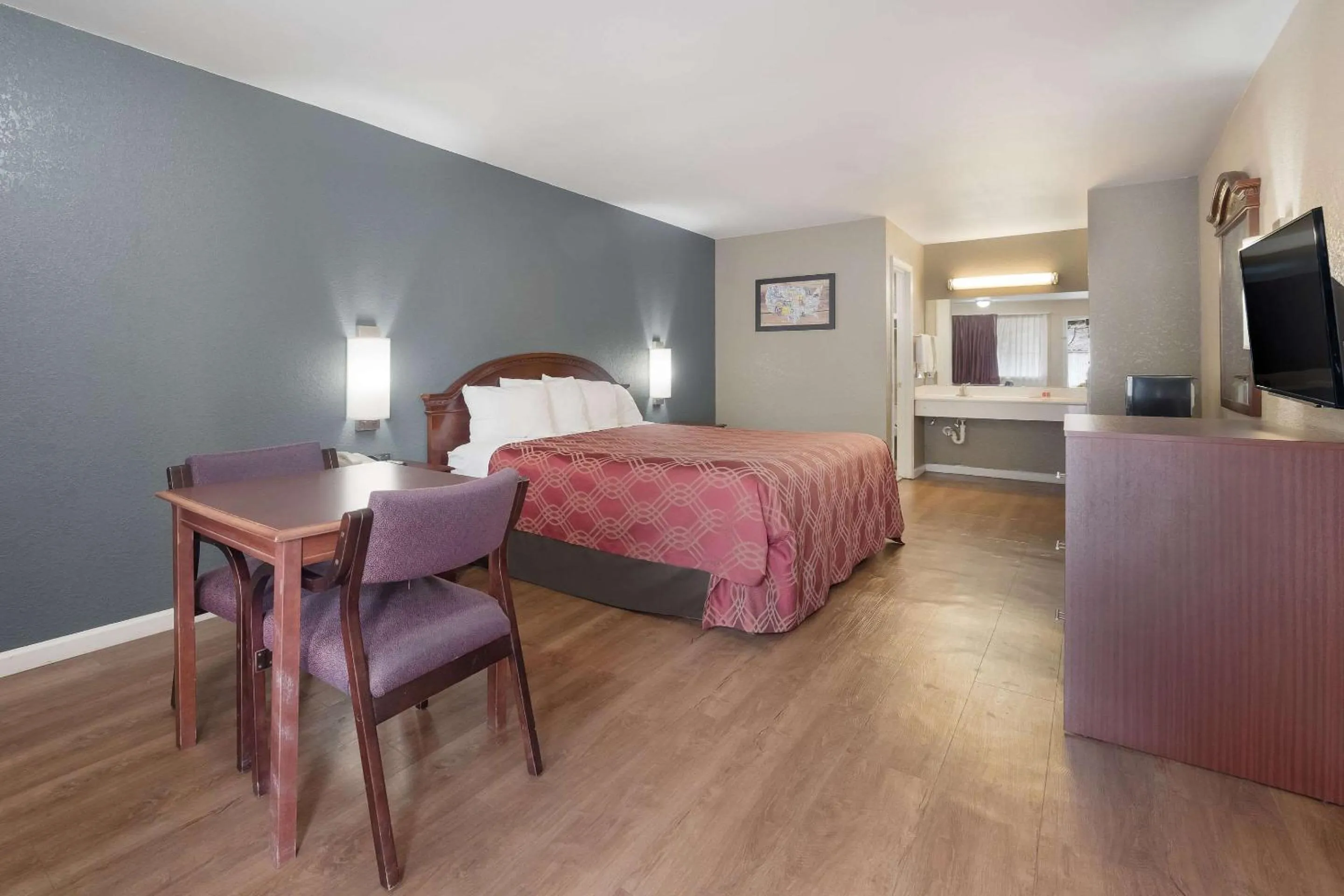 Bedroom in Econo Lodge Thomaston