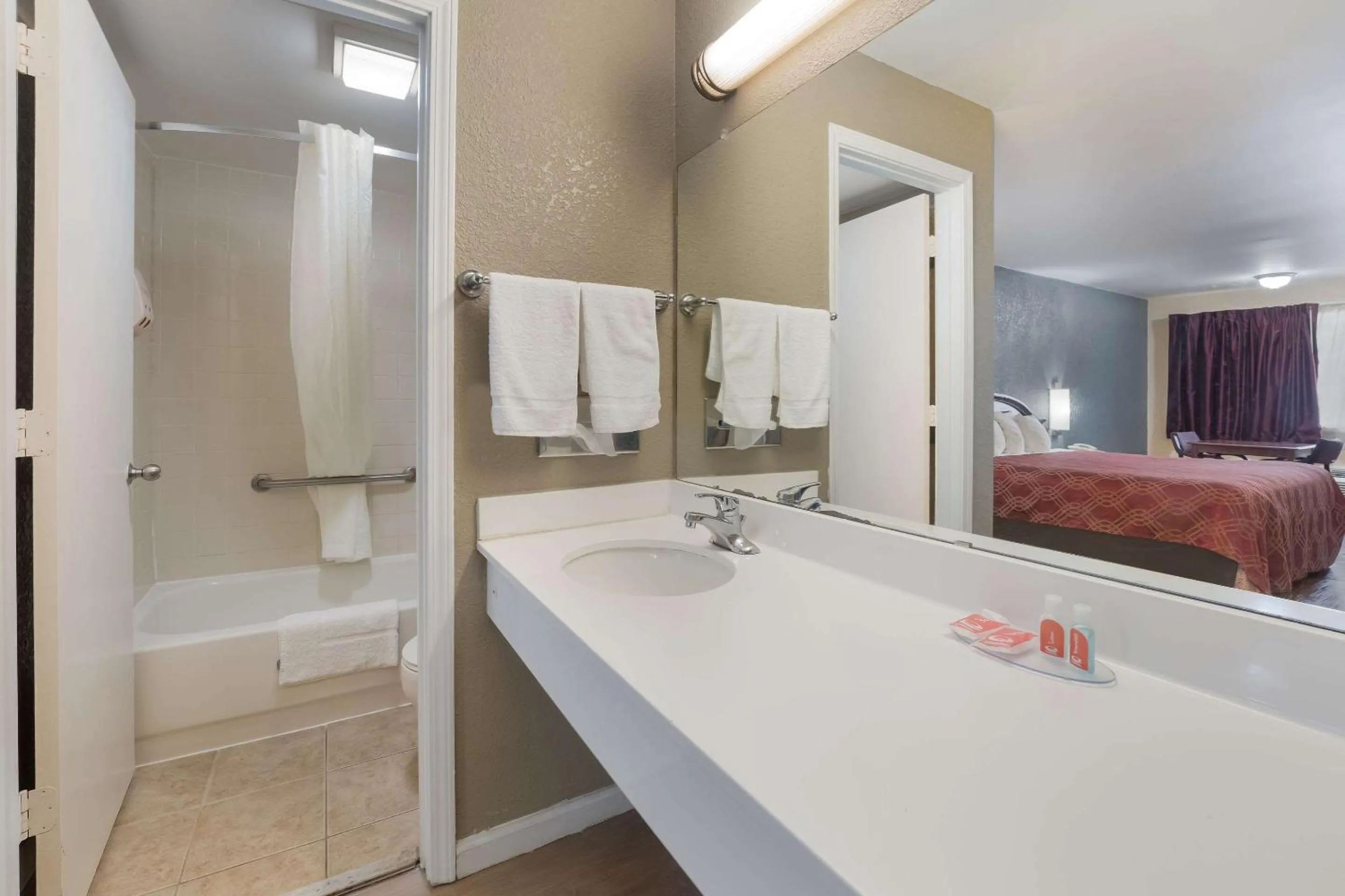 Bathroom in Econo Lodge Thomaston