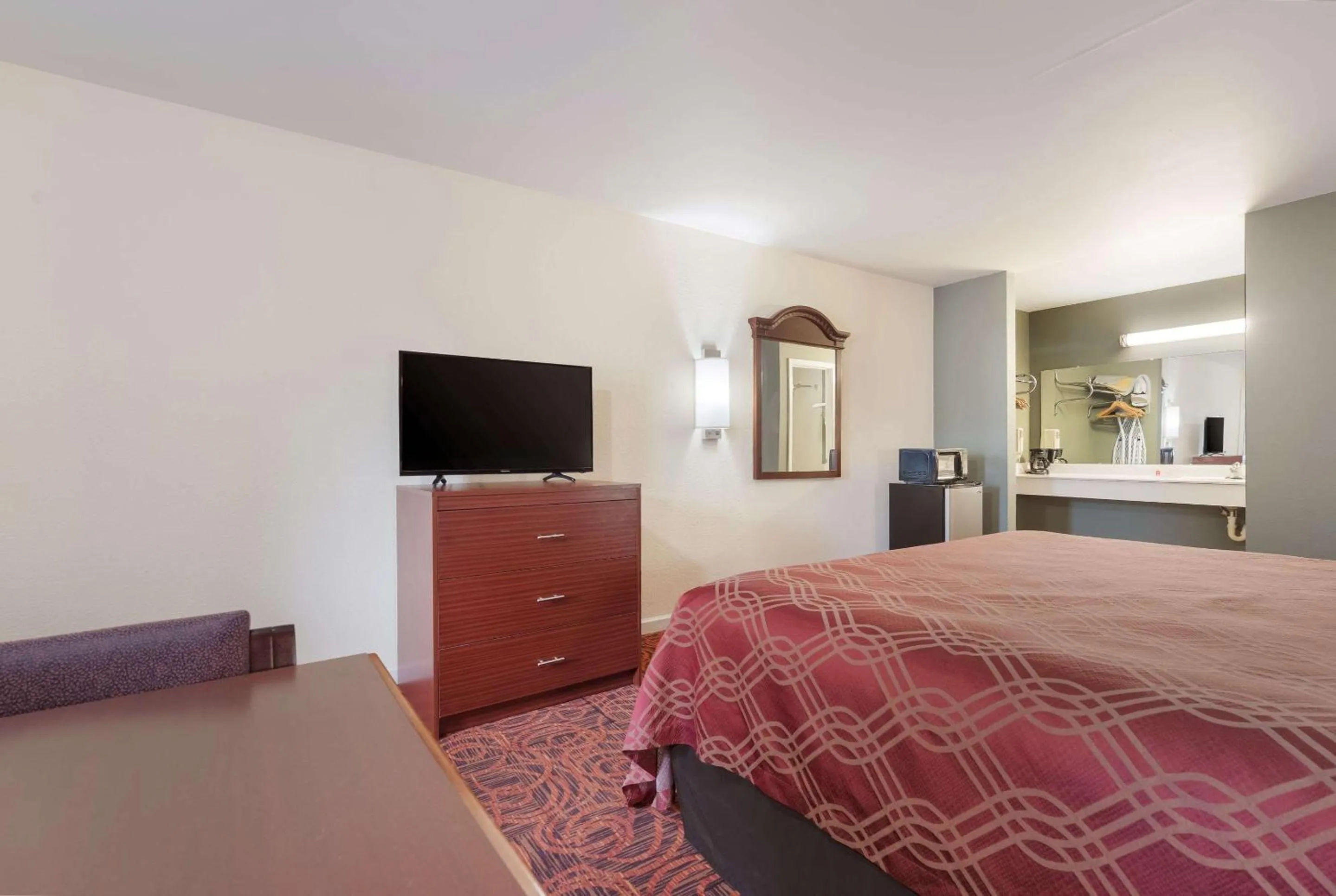 Photo of the whole room in Econo Lodge Thomaston