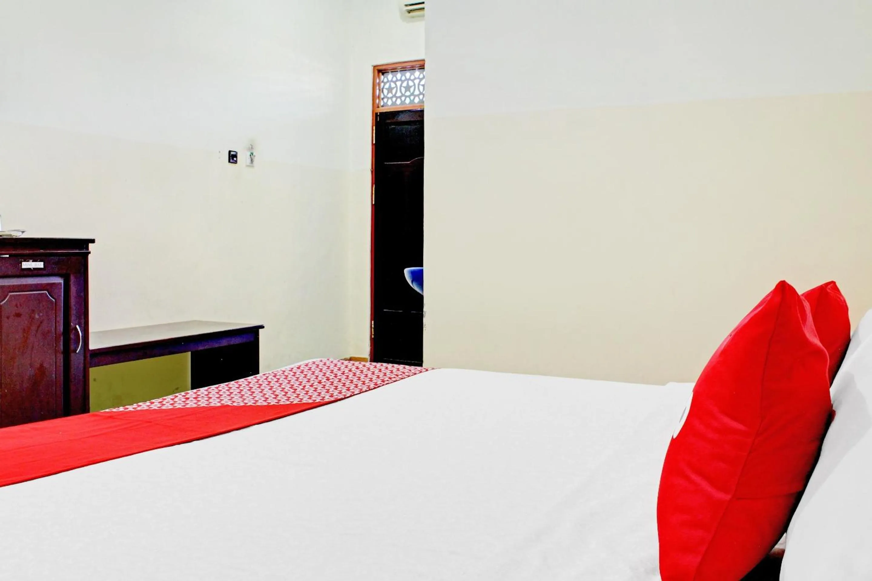 Bedroom, Bed in Capital O 90417 Hotel Batu Suli Internasional