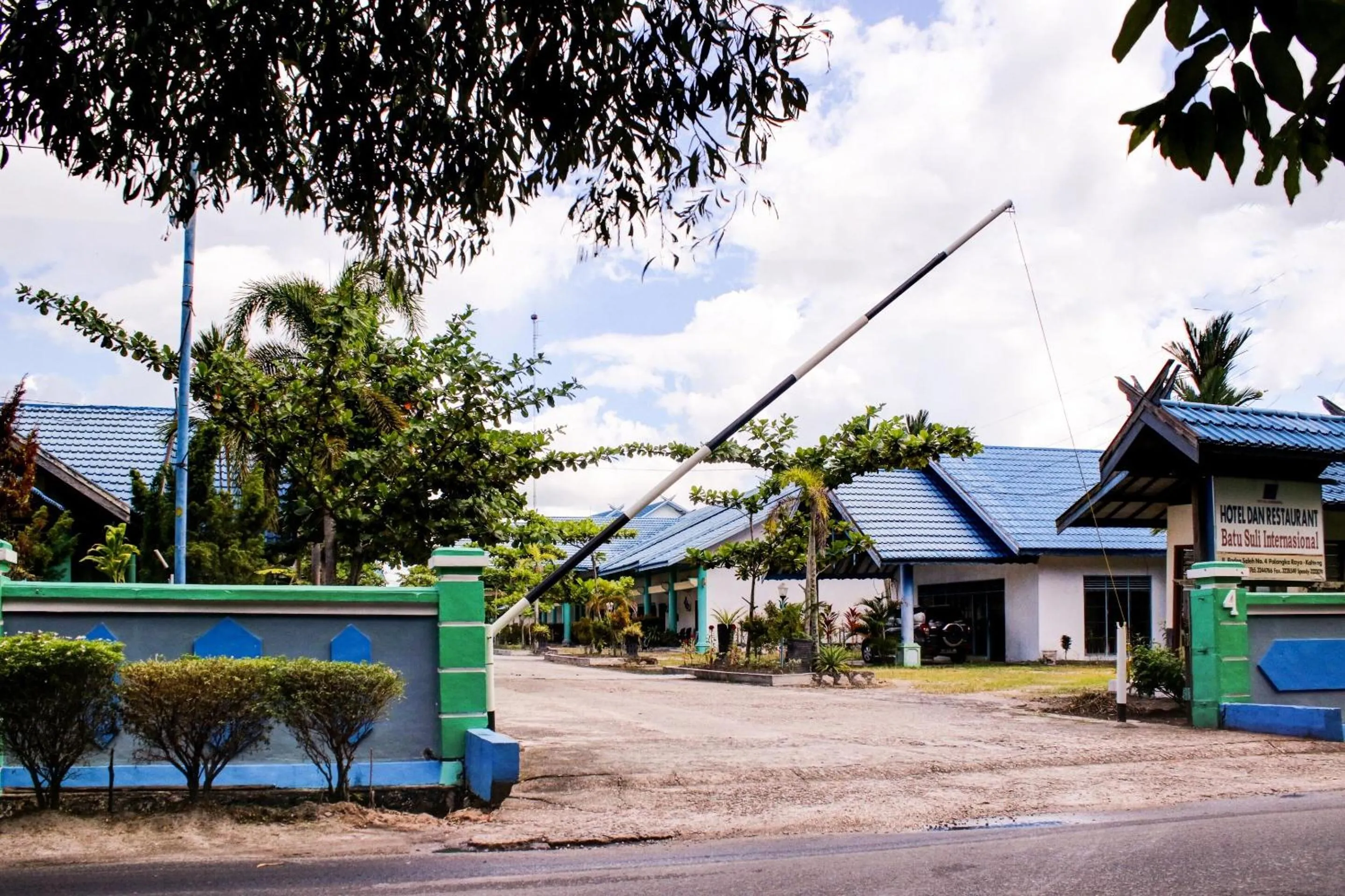Facade/entrance in Capital O 90417 Hotel Batu Suli Internasional