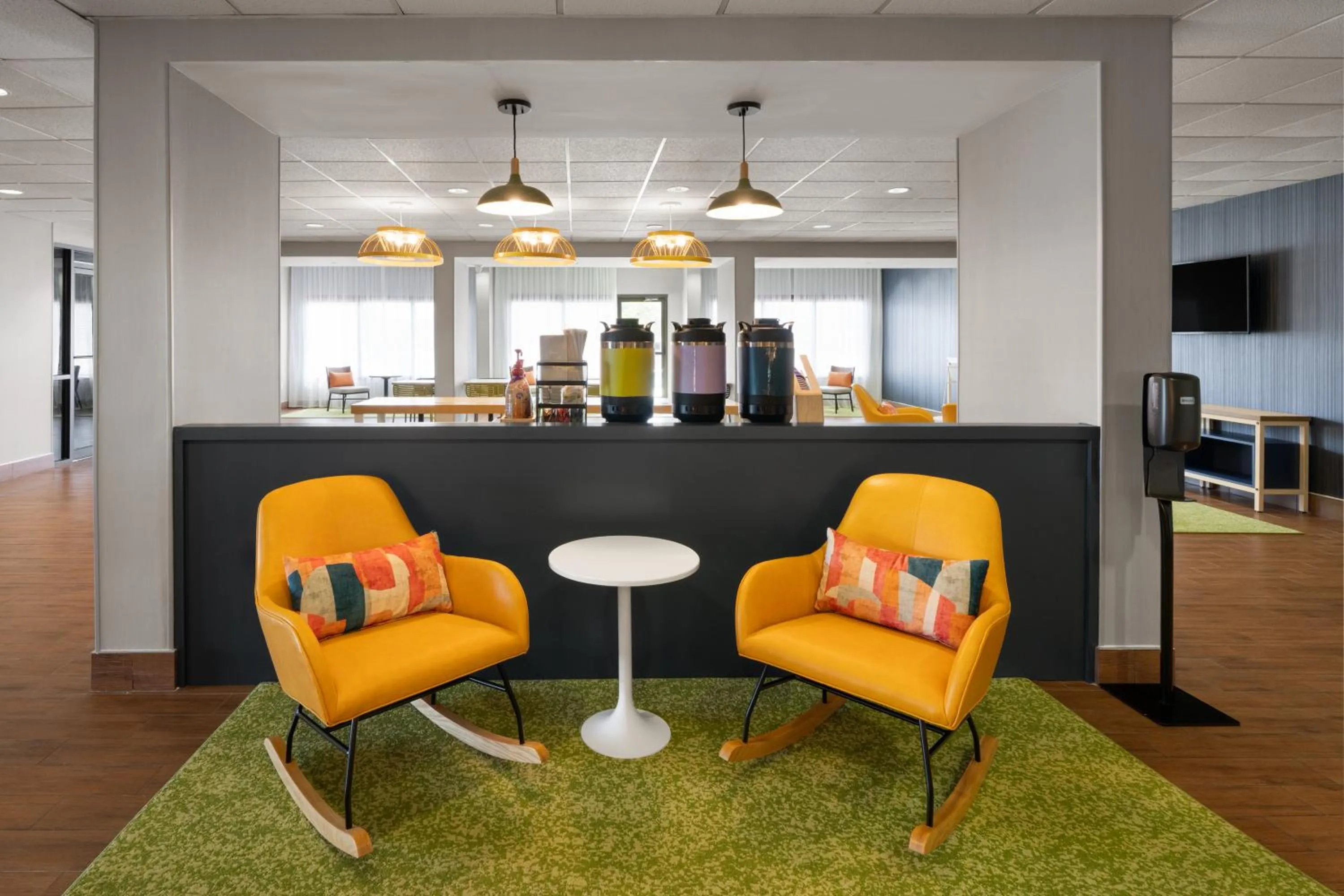 Communal lounge/ TV room in Spark by Hilton Decatur