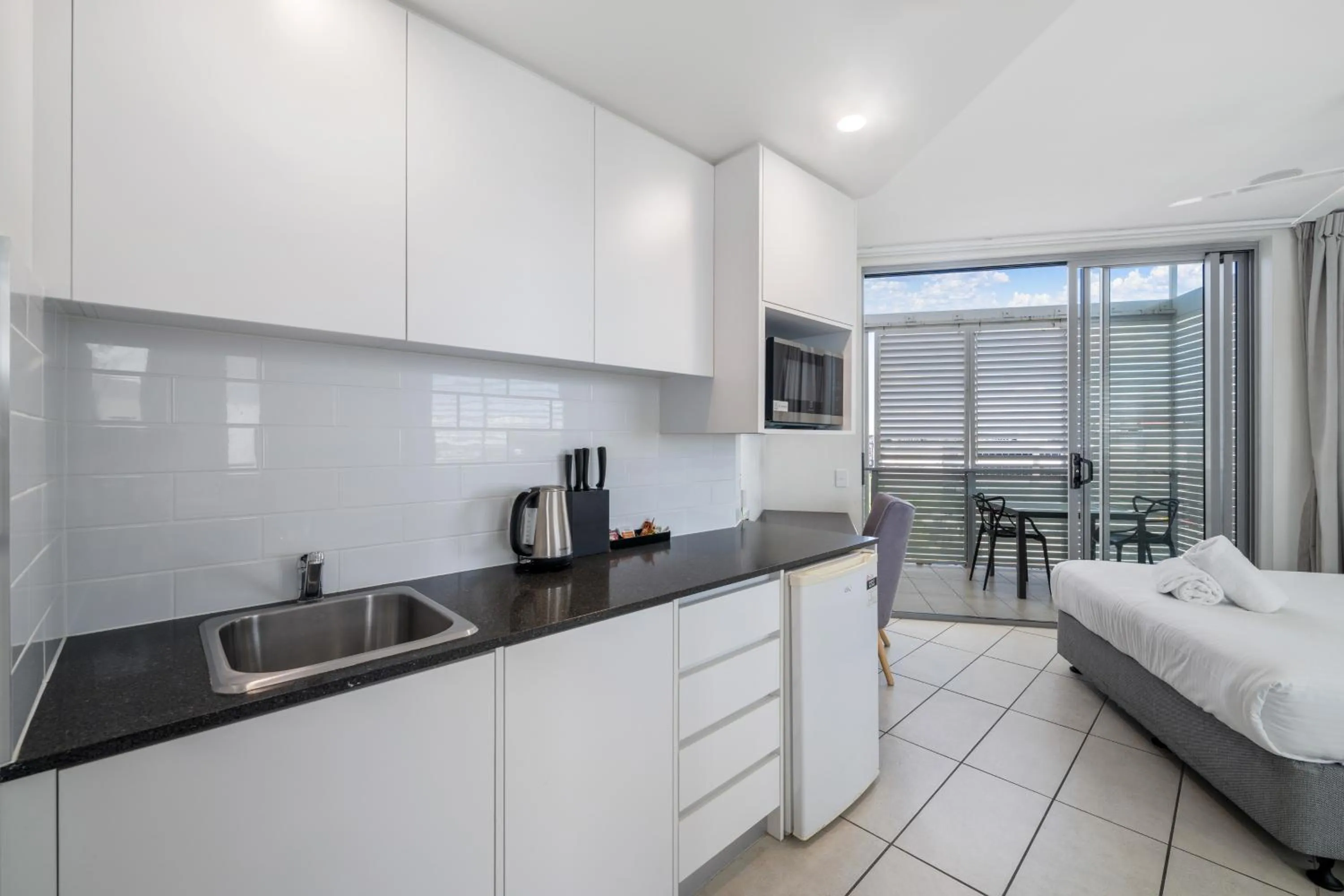Kitchen or kitchenette, Bed in North Shore Oceanside Kawana