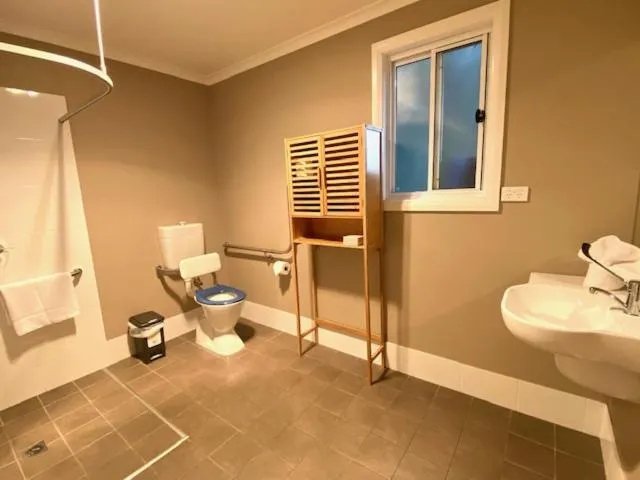 Shower in Huskisson Beach Escape