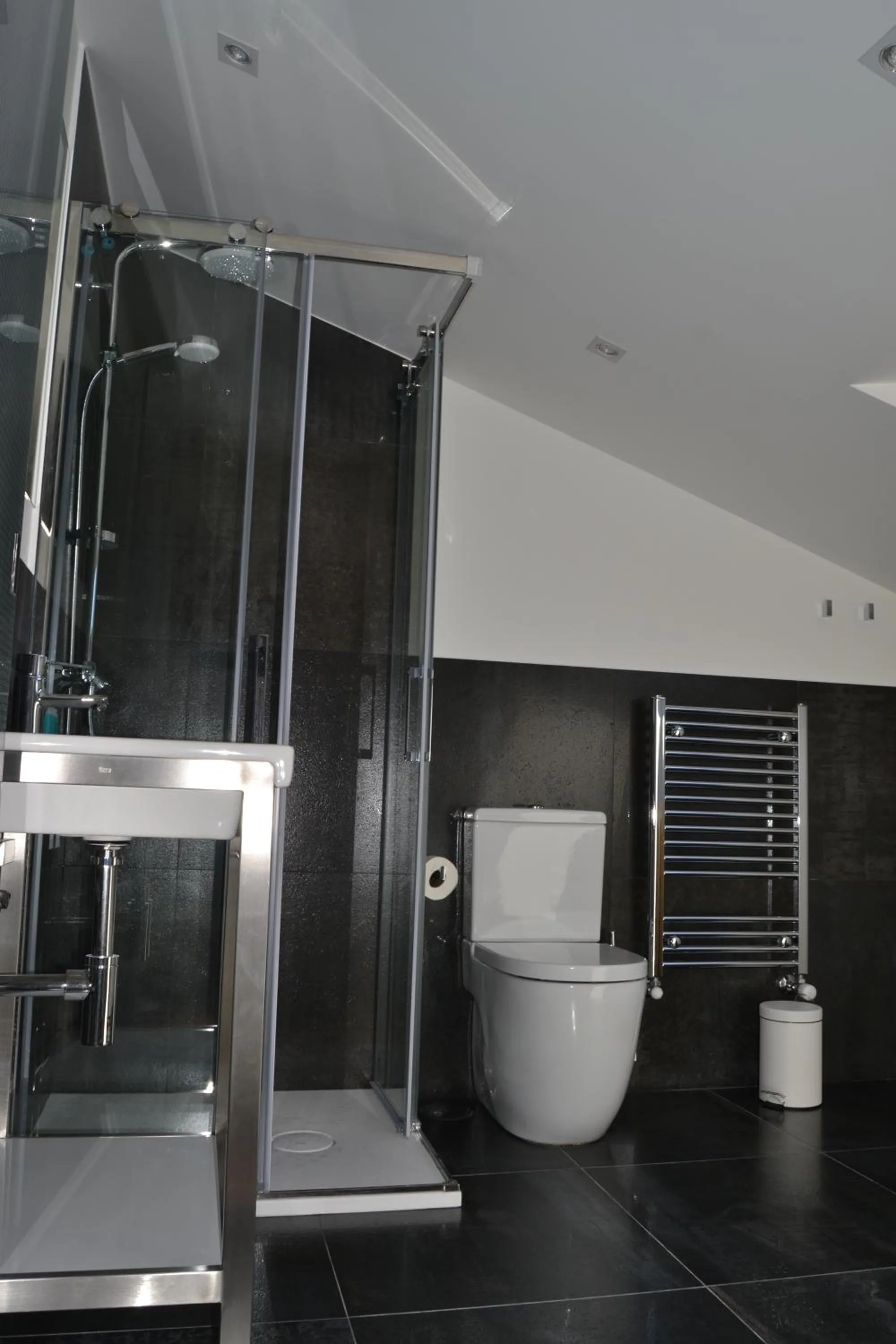 Shower in Deniké Grupo Atalaia