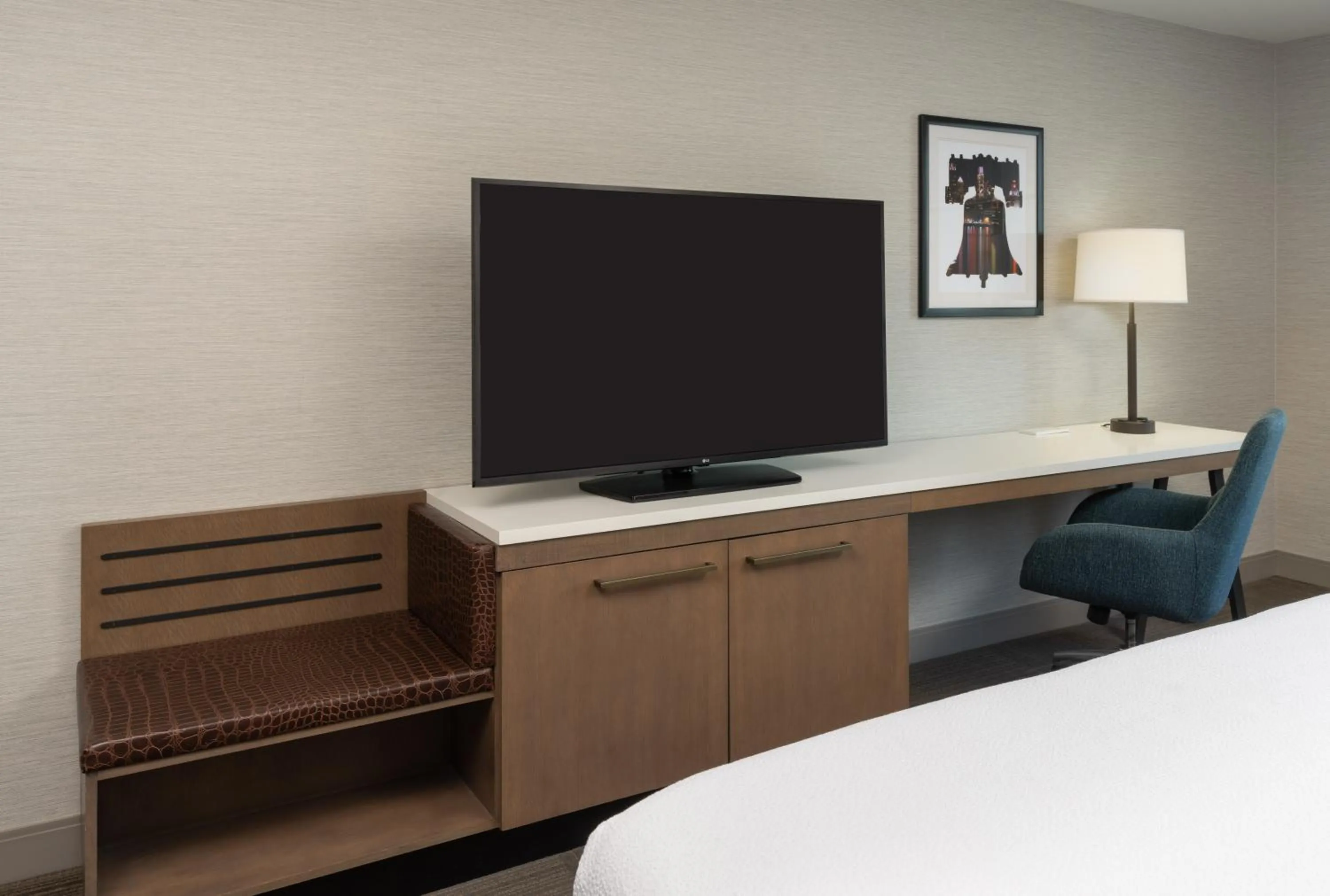 Communal lounge/ TV room in Hilton Garden Inn Philadelphia Center City