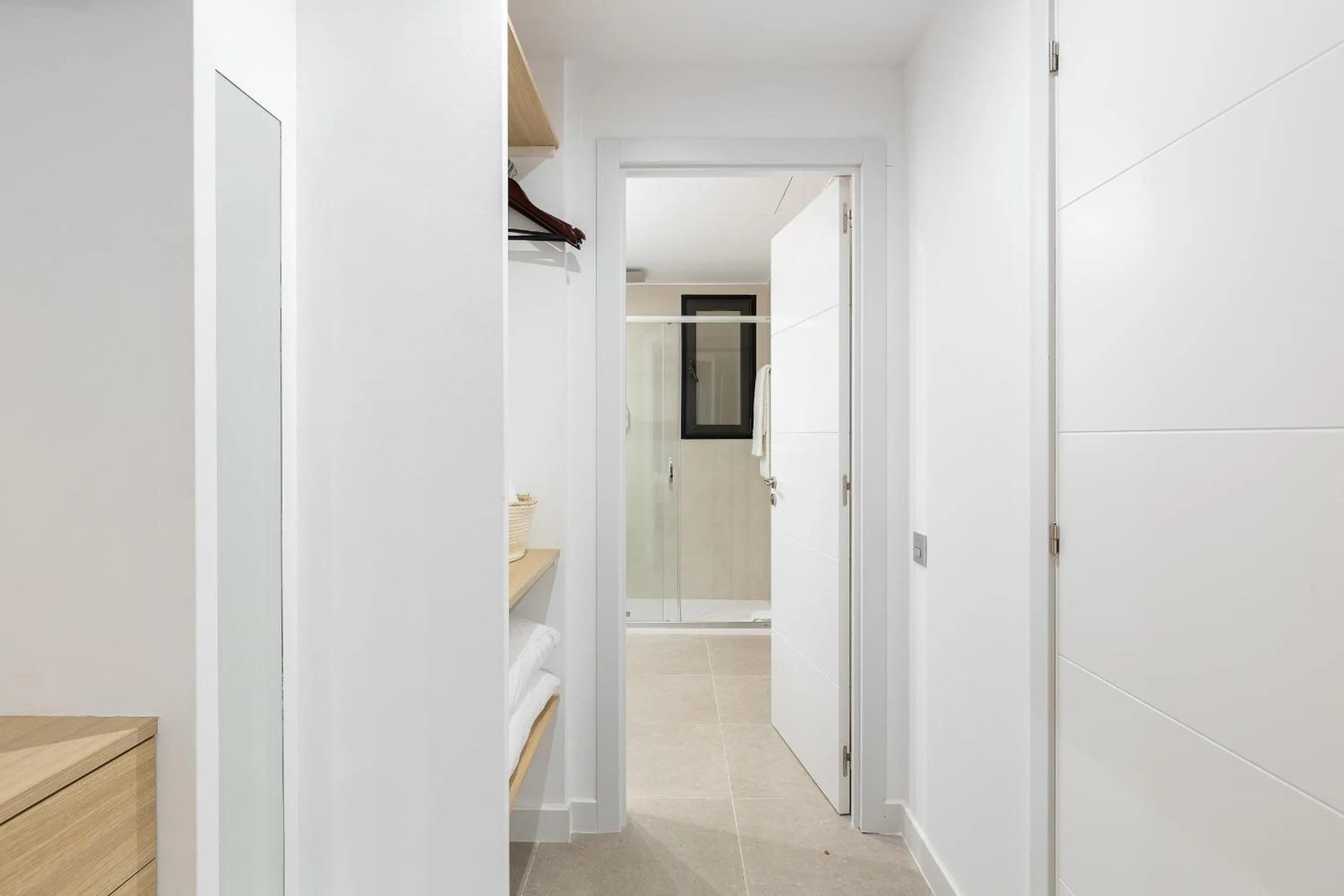 wardrobe in Cosmo Apartments Consell de Cent - Plaza Universitat