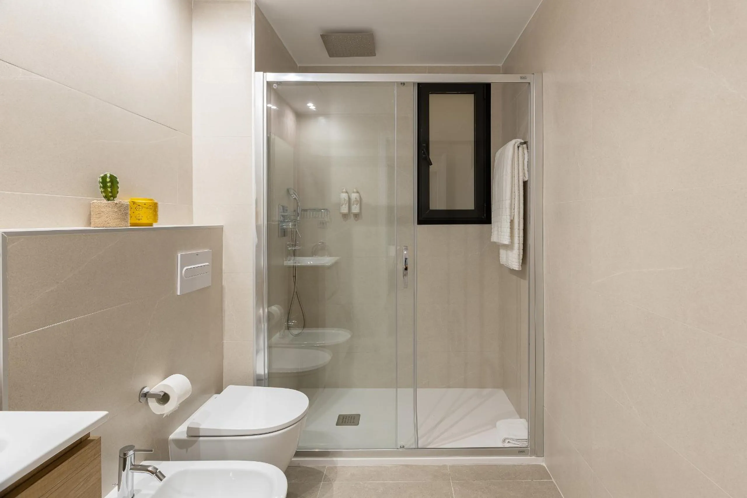 Shower in Cosmo Apartments Consell de Cent - Plaza Universitat
