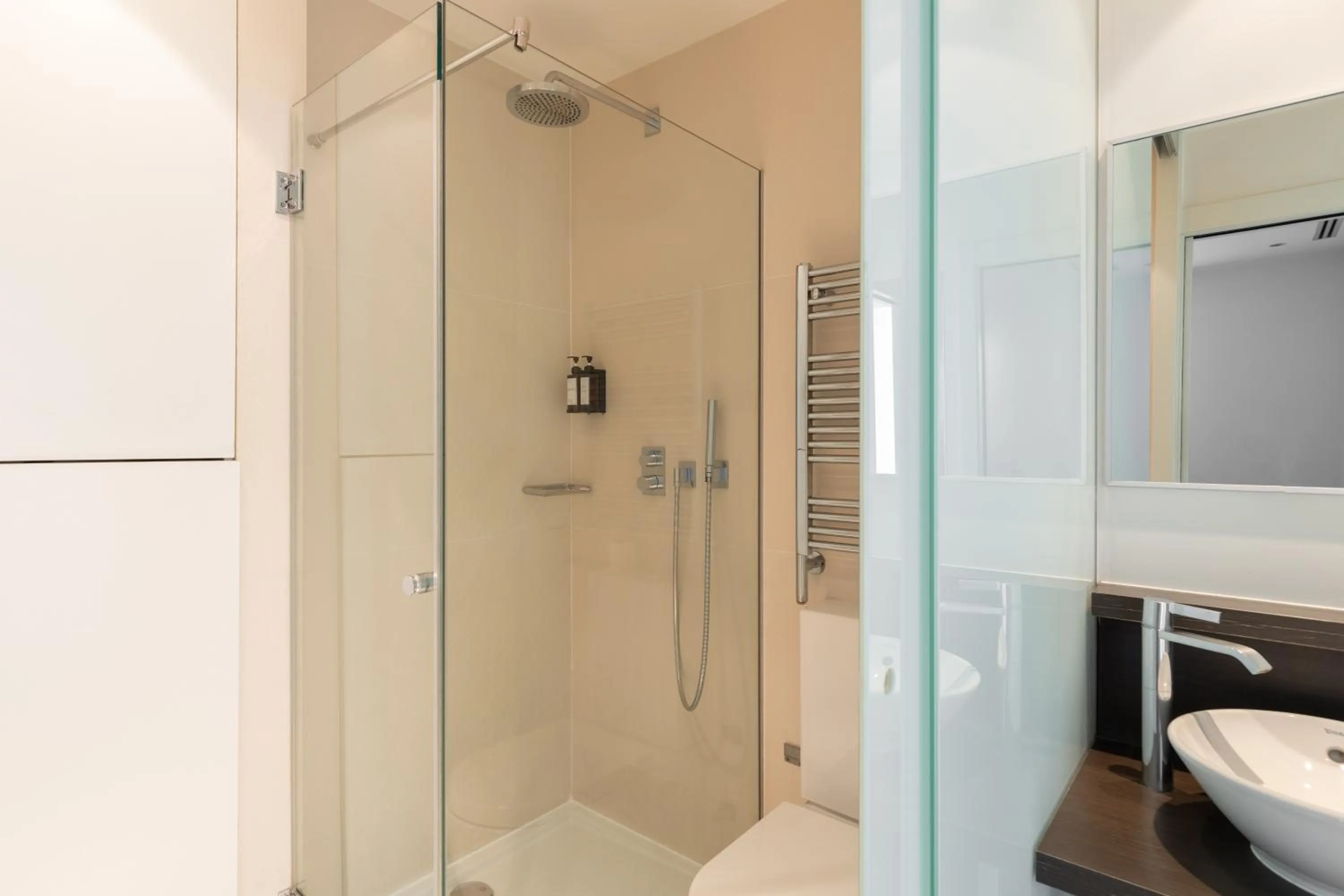 Shower in Cosmo Apartments Passeig de Gràcia