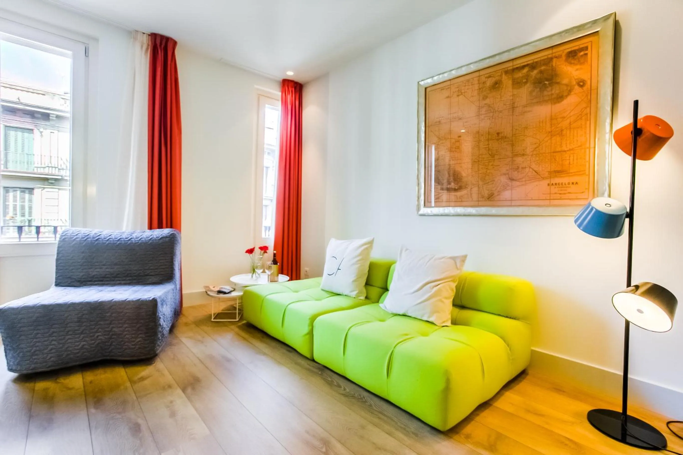 Seating area in Cosmo Apartments Passeig de Gràcia